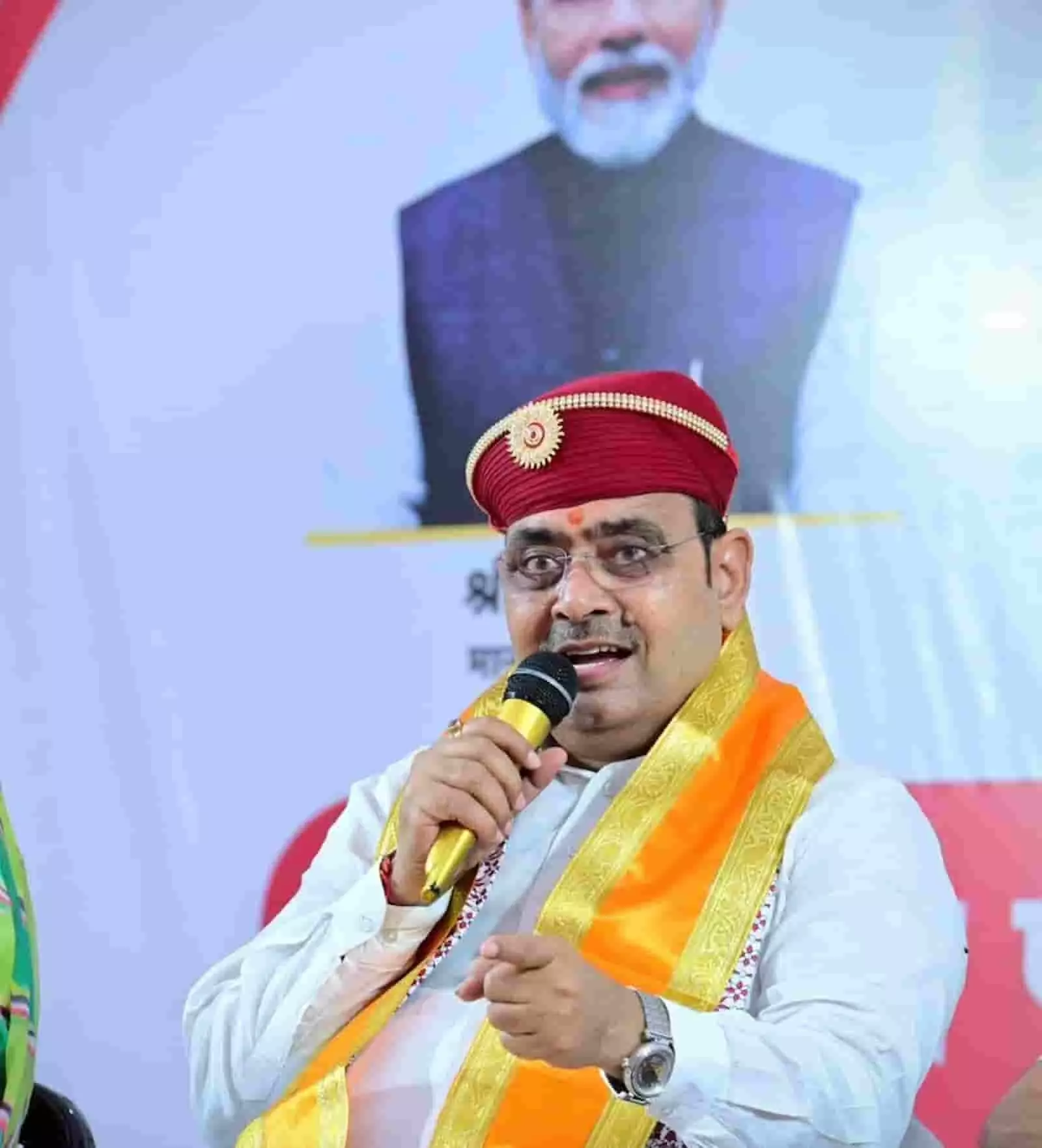 मुख्यमंत्री भजनलाल शर्मा राजसमंद में समारोह के दौरान माइक से संबोधित कर रहे हैं। मुख्यमंत्री भजनलाल शर्मा राजसमंद में समारोह के दौरान माइक से संबोधित कर रहे हैं।