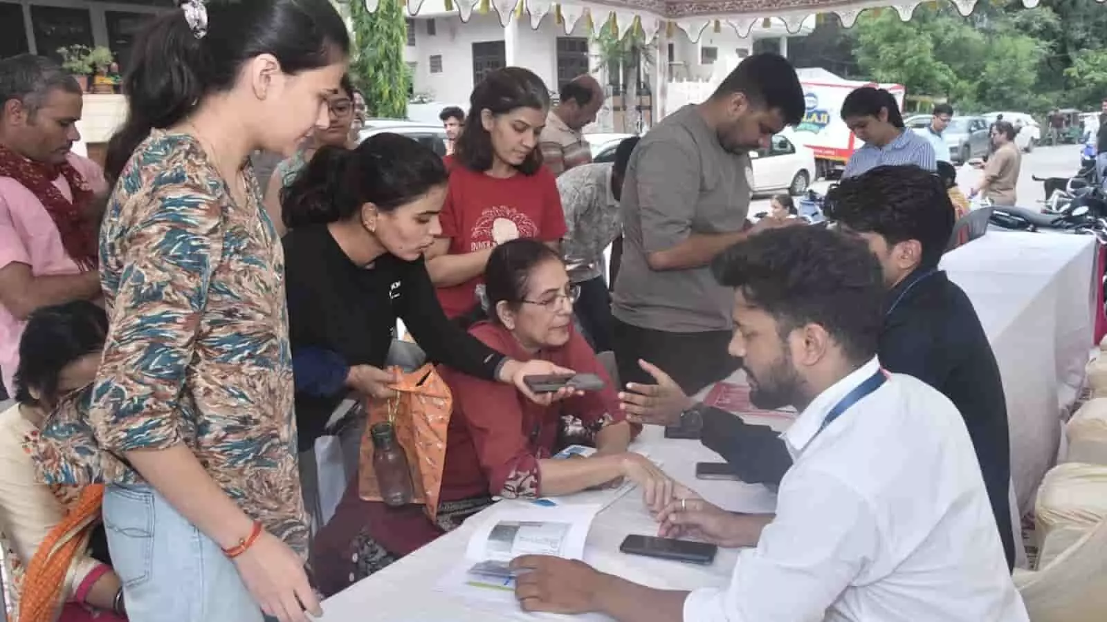 तस्वीर में जयपुर में पेट रजिस्ट्रेशन काउंटर पर खड़े लोग और कर्मचारी कागजी कार्रवाई करते दिख रहे हैं। तस्वीर में जयपुर में पेट रजिस्ट्रेशन काउंटर पर खड़े लोग और कर्मचारी कागजी कार्रवाई करते दिख रहे हैं।