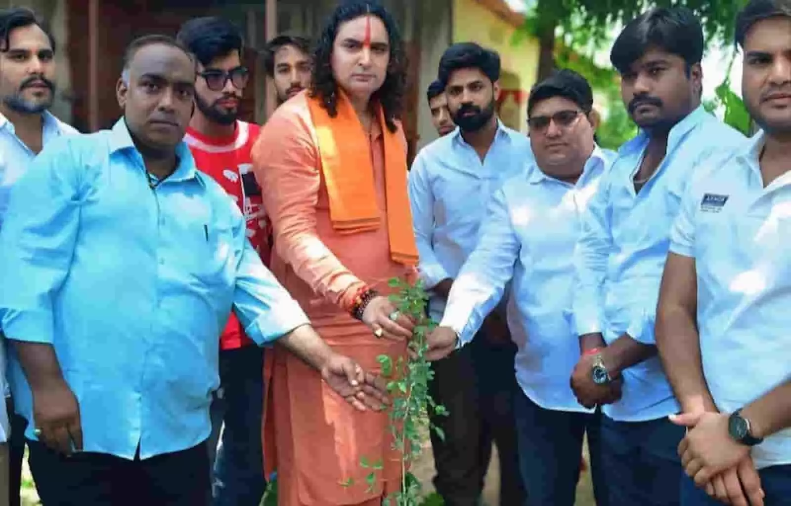 तस्वीर में विधायक स्वामी बालमुकुंदाचार्य और अन्य लोग आमेर रोड पर पौधारोपण करते दिख रहे हैं। तस्वीर में विधायक स्वामी बालमुकुंदाचार्य और अन्य लोग आमेर रोड पर पौधारोपण करते दिख रहे हैं।