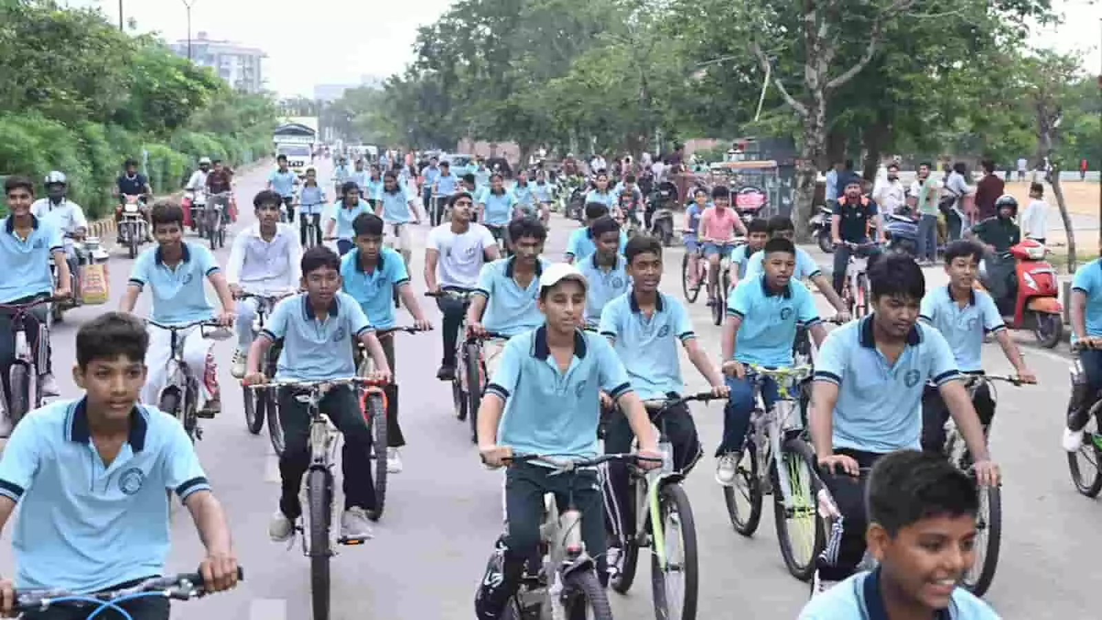 तस्वीर में छात्र सड़क पर साइकिल चलाते हुए जयपुर में नजर आ रहे हैं। तस्वीर में छात्र सड़क पर साइकिल चलाते हुए जयपुर में नजर आ रहे हैं।