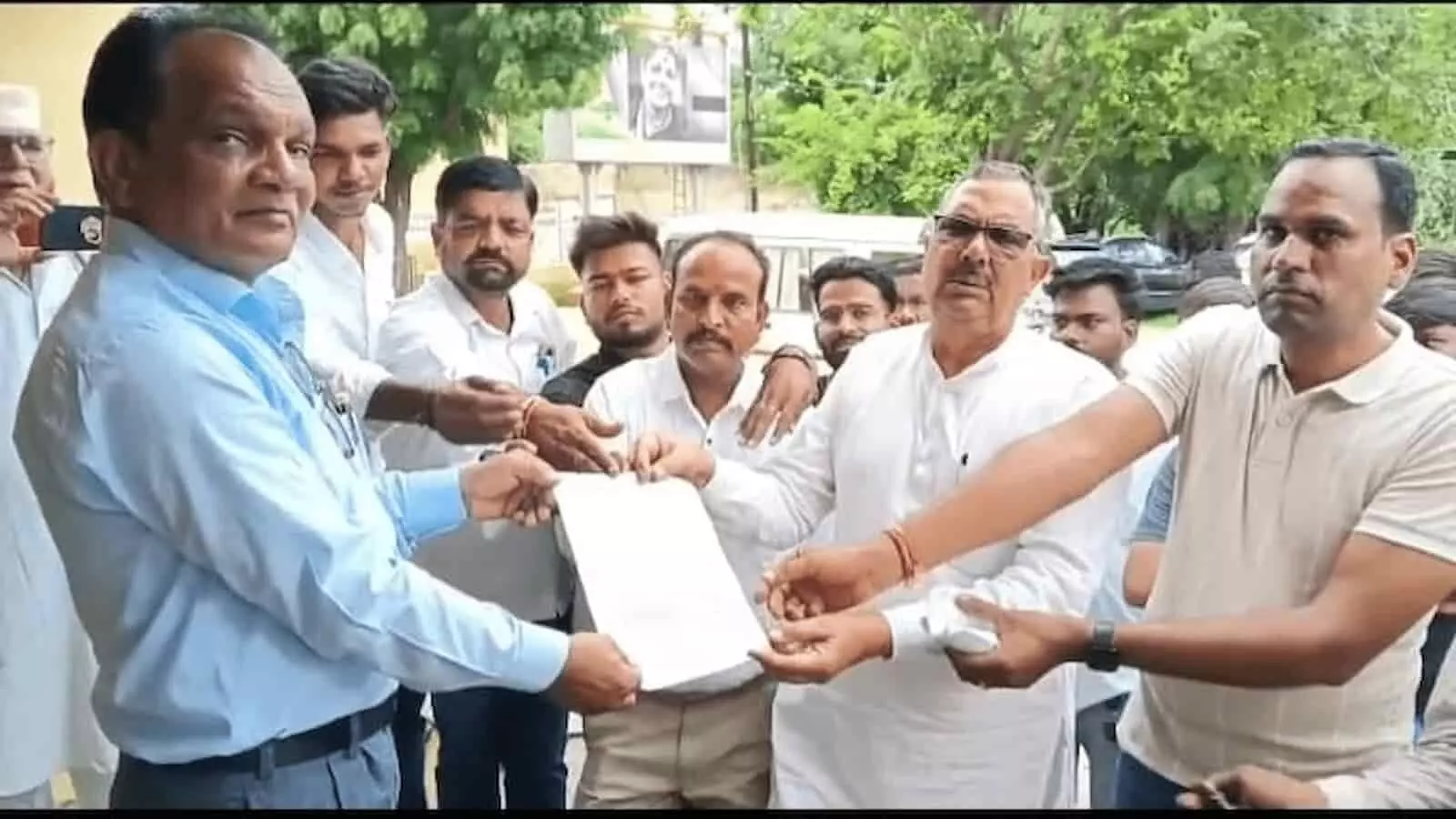 तस्वीर में गंगापुर उपखंड कार्यालय में अधिकारियों को ज्ञापन सौंपते हुए कांग्रेस नेता और कार्यकर्ता नजर आ रहे हैं। तस्वीर में गंगापुर उपखंड कार्यालय में अधिकारियों को ज्ञापन सौंपते हुए कांग्रेस नेता और कार्यकर्ता नजर आ रहे हैं।