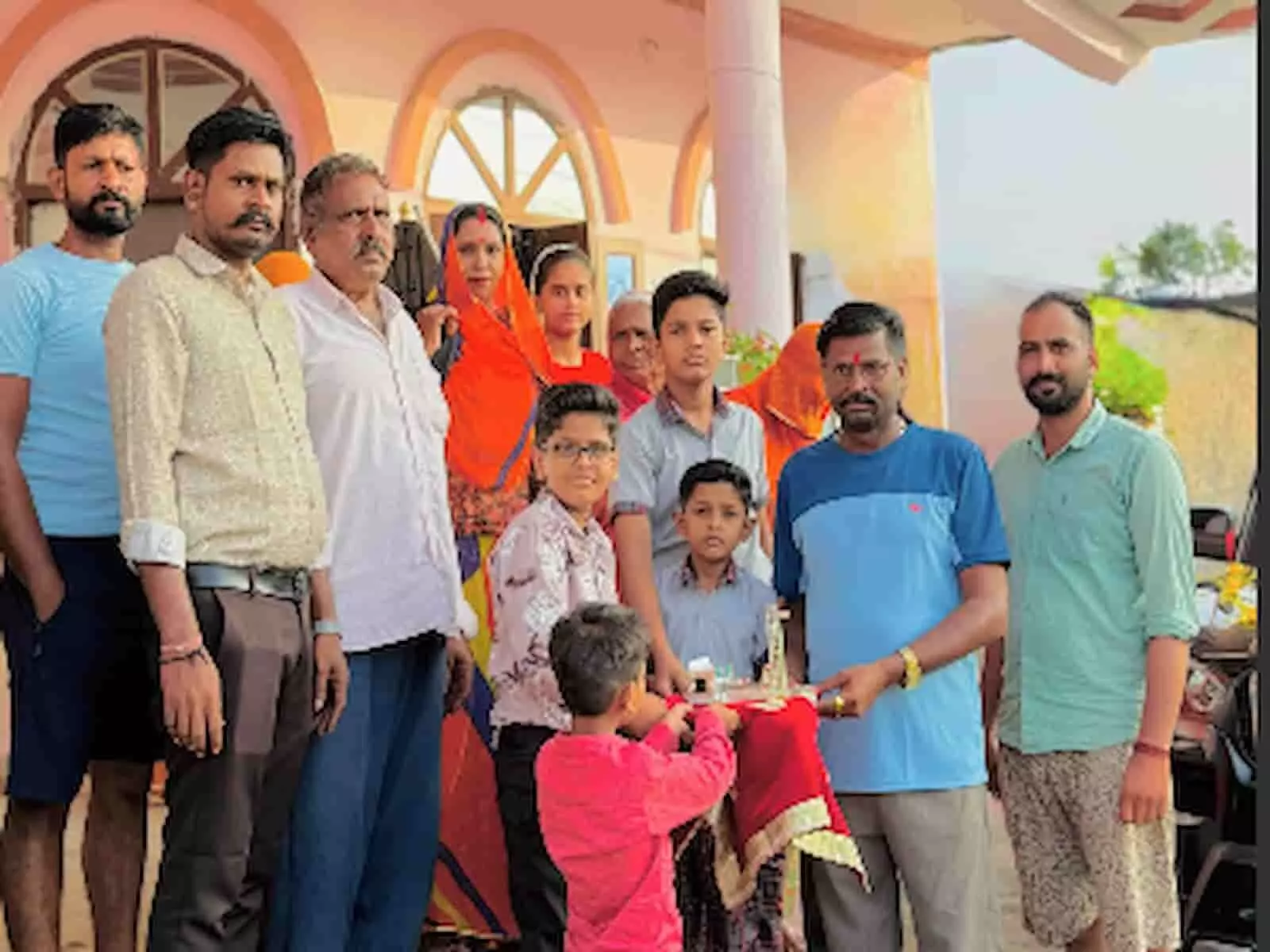 तस्वीर में लादू लाल राणावत और ग्रामीण चांदी की बोरवेल गाड़ी के साथ खड़े हैं। तस्वीर में लादू लाल राणावत और ग्रामीण चांदी की बोरवेल गाड़ी के साथ खड़े हैं।