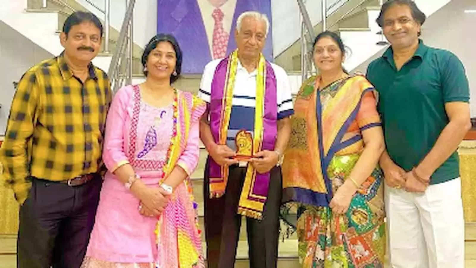 भीलवाड़ा के गीता भवन में आयोजित समारोह के दौरान सम्मानित शारीरिक शिक्षक रामस्वरूप सोनी परिवार के साथ खड़े हैं। भीलवाड़ा के गीता भवन में आयोजित समारोह के दौरान सम्मानित शारीरिक शिक्षक रामस्वरूप सोनी परिवार के साथ खड़े हैं।