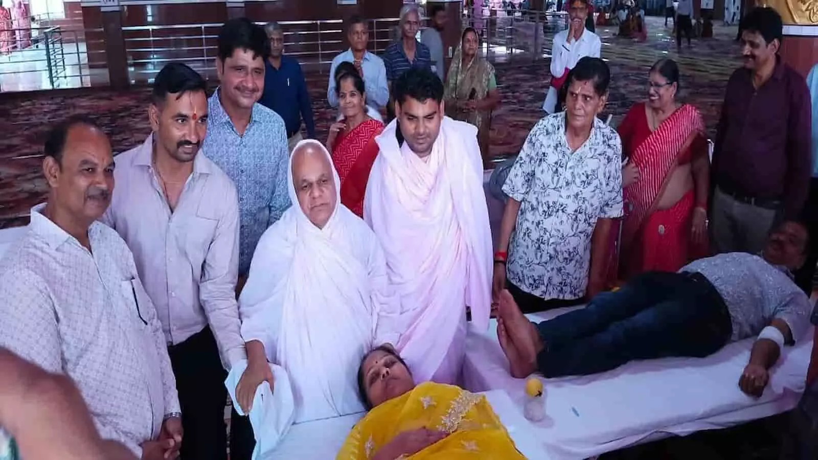 तस्वीर में भीलवाड़ा के रामद्वारा धाम में रक्तदान शिविर के दौरान आचार्य श्री रामदयालजी महाराज और श्रद्धालु नजर आ रहे हैं। तस्वीर में भीलवाड़ा के रामद्वारा धाम में रक्तदान शिविर के दौरान आचार्य श्री रामदयालजी महाराज और श्रद्धालु नजर आ रहे हैं।