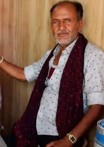 तस्वीर में लापता नारायण गुर्जर हल्के रंग की शर्ट और स्कार्फ पहने दिख रहे हैं। तस्वीर में लापता नारायण गुर्जर हल्के रंग की शर्ट और स्कार्फ पहने दिख रहे हैं।