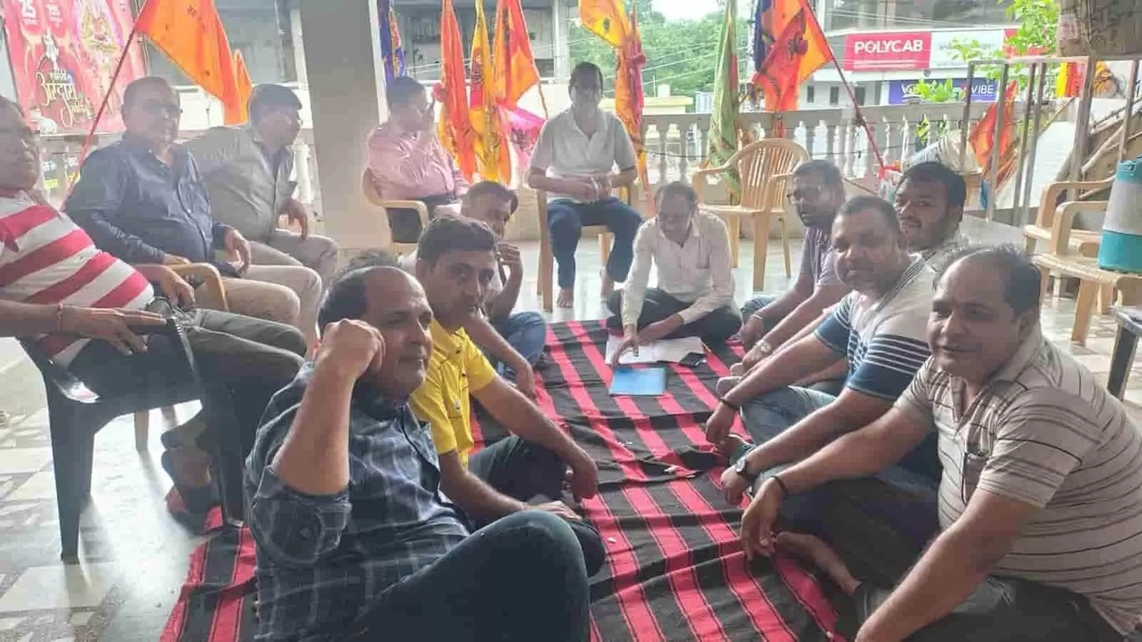 मंदिर प्रांगण में दरी पर बैठकर बैठक कर रहे समिति के सदस्य। मंदिर प्रांगण में दरी पर बैठकर बैठक कर रहे समिति के सदस्य।