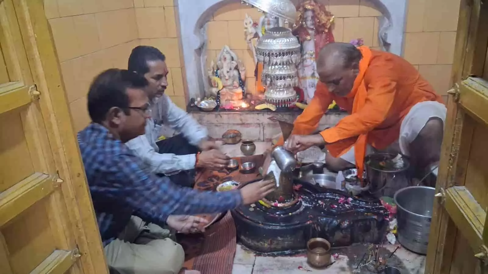 तस्वीर में लसाडिया के एकलिंगनाथ मंदिर में पंडित जी रुद्राभिषेक करते हुए दिख रहे हैं। तस्वीर में लसाडिया के एकलिंगनाथ मंदिर में पंडित जी रुद्राभिषेक करते हुए दिख रहे हैं।