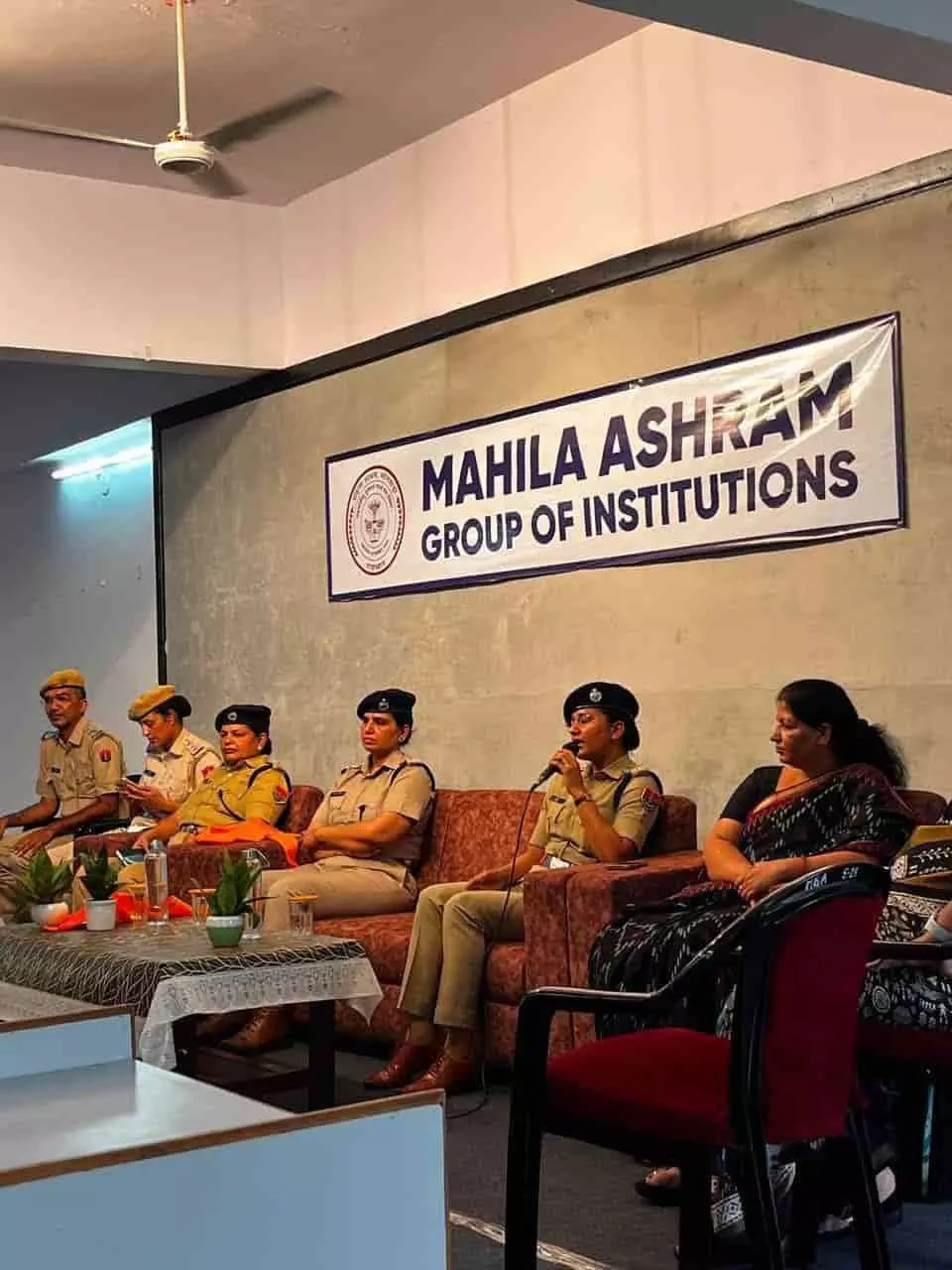 महिला आश्रम कॉलेज सभागार में मंच पर बैठे पुलिस अधिकारी और गणमान्य लोग। महिला आश्रम कॉलेज सभागार में मंच पर बैठे पुलिस अधिकारी और गणमान्य लोग।