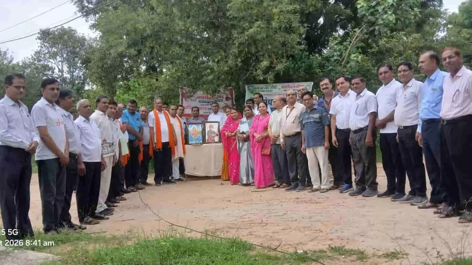 तस्वीर में गंगापुर सिटी के विद्यालय में वृक्षारोपण कार्यक्रम में मौजूद पदाधिकारी और सदस्य दिखाई दे रहे हैं। तस्वीर में गंगापुर सिटी के विद्यालय में वृक्षारोपण कार्यक्रम में मौजूद पदाधिकारी और सदस्य दिखाई दे रहे हैं।