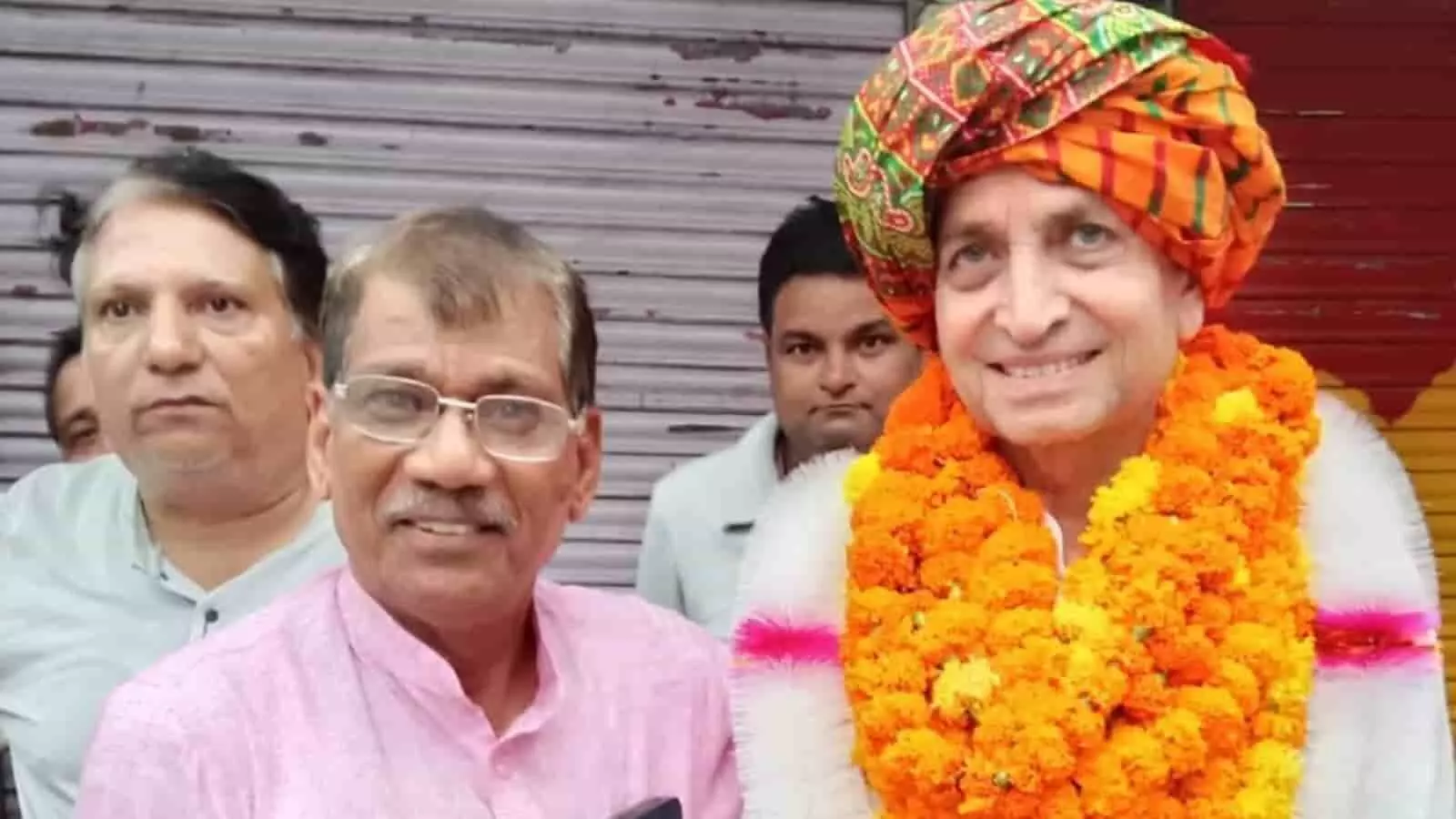 तस्वीर में फूलों की माला पहने और साफा बांधे डॉ. हेमंत कुमार शर्मा समर्थकों के साथ गंगापुर सिटी में दिख रहे हैं। तस्वीर में फूलों की माला पहने और साफा बांधे डॉ. हेमंत कुमार शर्मा समर्थकों के साथ गंगापुर सिटी में दिख रहे हैं।