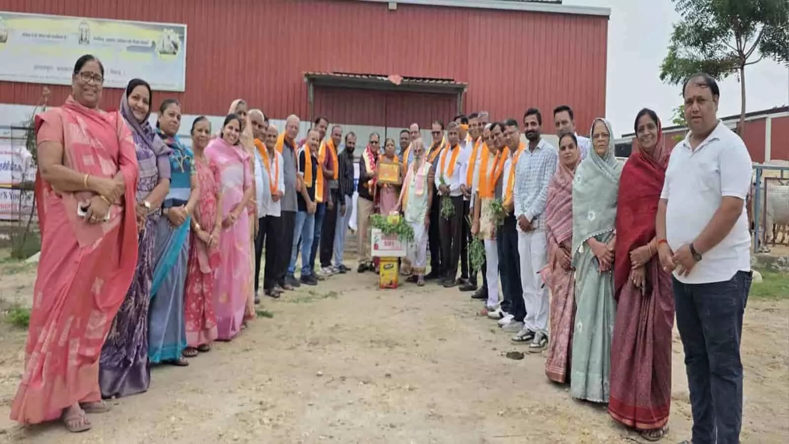 तस्वीर में नंदी गौशाला परिसर में अभय कुमार गेलड़ा के जन्मदिवस पर गौसेवा के दौरान उपस्थित लोग दिख रहे हैं। तस्वीर में नंदी गौशाला परिसर में अभय कुमार गेलड़ा के जन्मदिवस पर गौसेवा के दौरान उपस्थित लोग दिख रहे हैं।