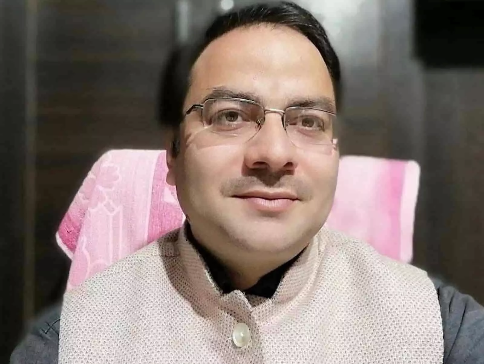 तस्वीर में चश्मा पहने साहित्यकार कृष्ण बिहारी पाठक नजर आ रहे हैं। तस्वीर में चश्मा पहने साहित्यकार कृष्ण बिहारी पाठक नजर आ रहे हैं।
