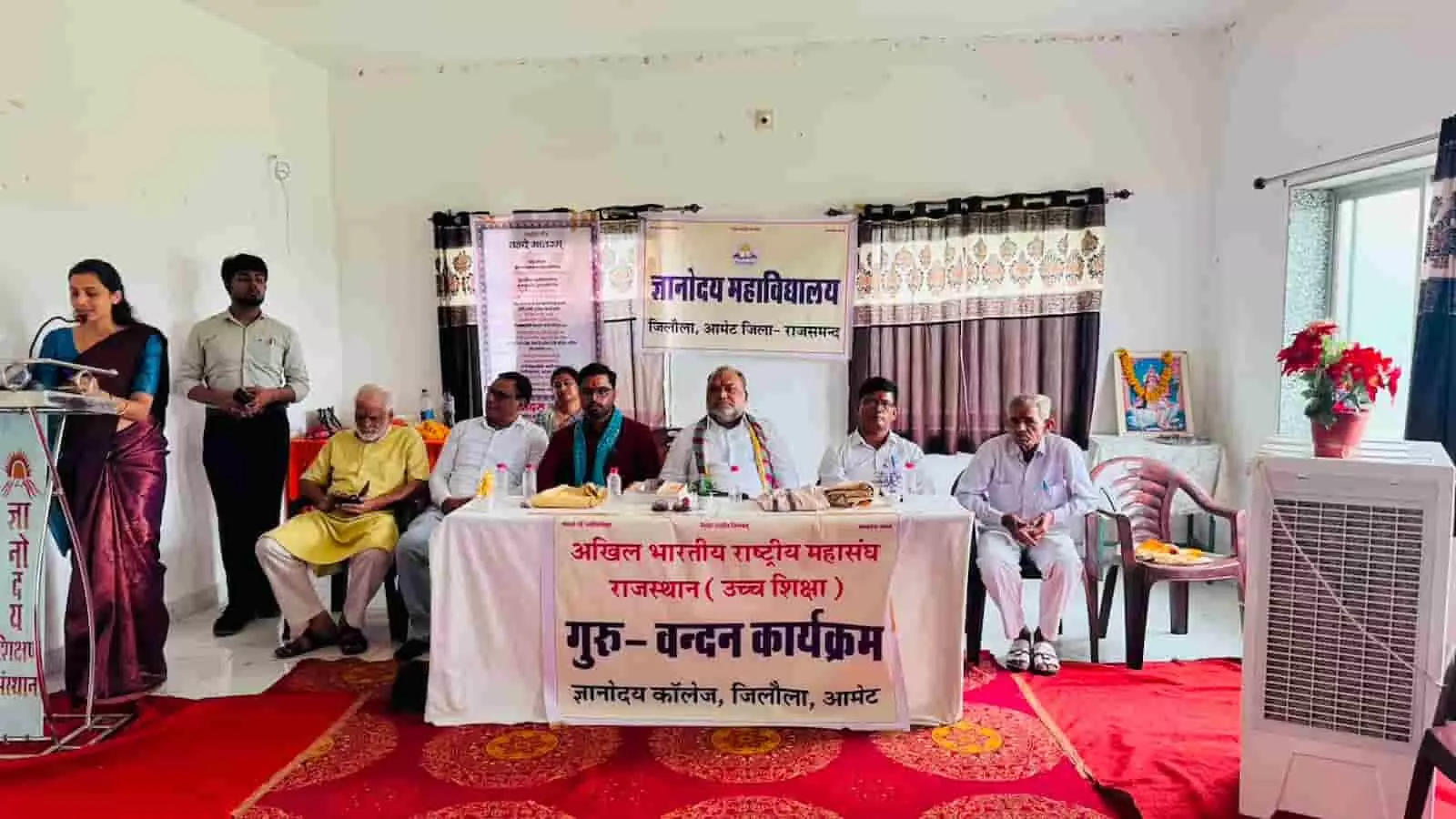 ज्ञानोदय महाविद्यालय जिलोला में आयोजित गुरु वंदन कार्यक्रम के दौरान मंच पर बैठे अतिथिगण। ज्ञानोदय महाविद्यालय जिलोला में आयोजित गुरु वंदन कार्यक्रम के दौरान मंच पर बैठे अतिथिगण।