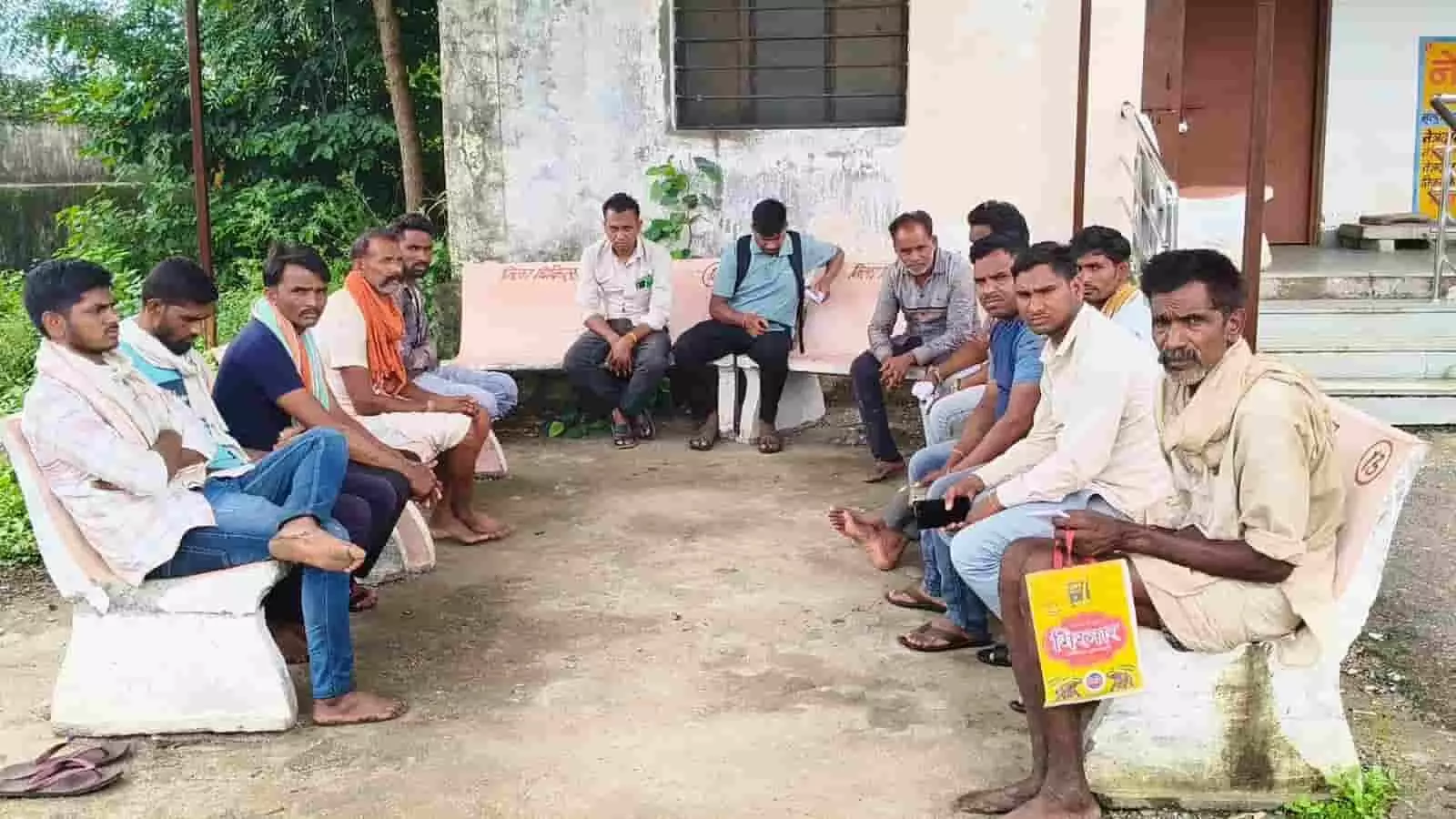 तस्वीर में प्रतापगढ़ के सुहागपुरा में मोर्चरी के बाहर बेंच पर बैठे ग्रामीण दिखाई दे रहे हैं। तस्वीर में प्रतापगढ़ के सुहागपुरा में मोर्चरी के बाहर बेंच पर बैठे ग्रामीण दिखाई दे रहे हैं।