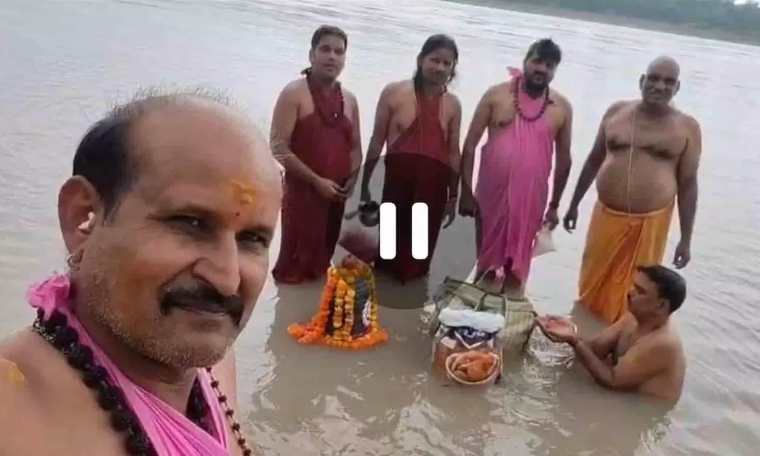 तस्वीर में गंगा नदी के पानी में खड़े होकर पूजा अनुष्ठान करते हुए आचार्य और श्रद्धालु दिख रहे हैं। तस्वीर में गंगा नदी के पानी में खड़े होकर पूजा अनुष्ठान करते हुए आचार्य और श्रद्धालु दिख रहे हैं।