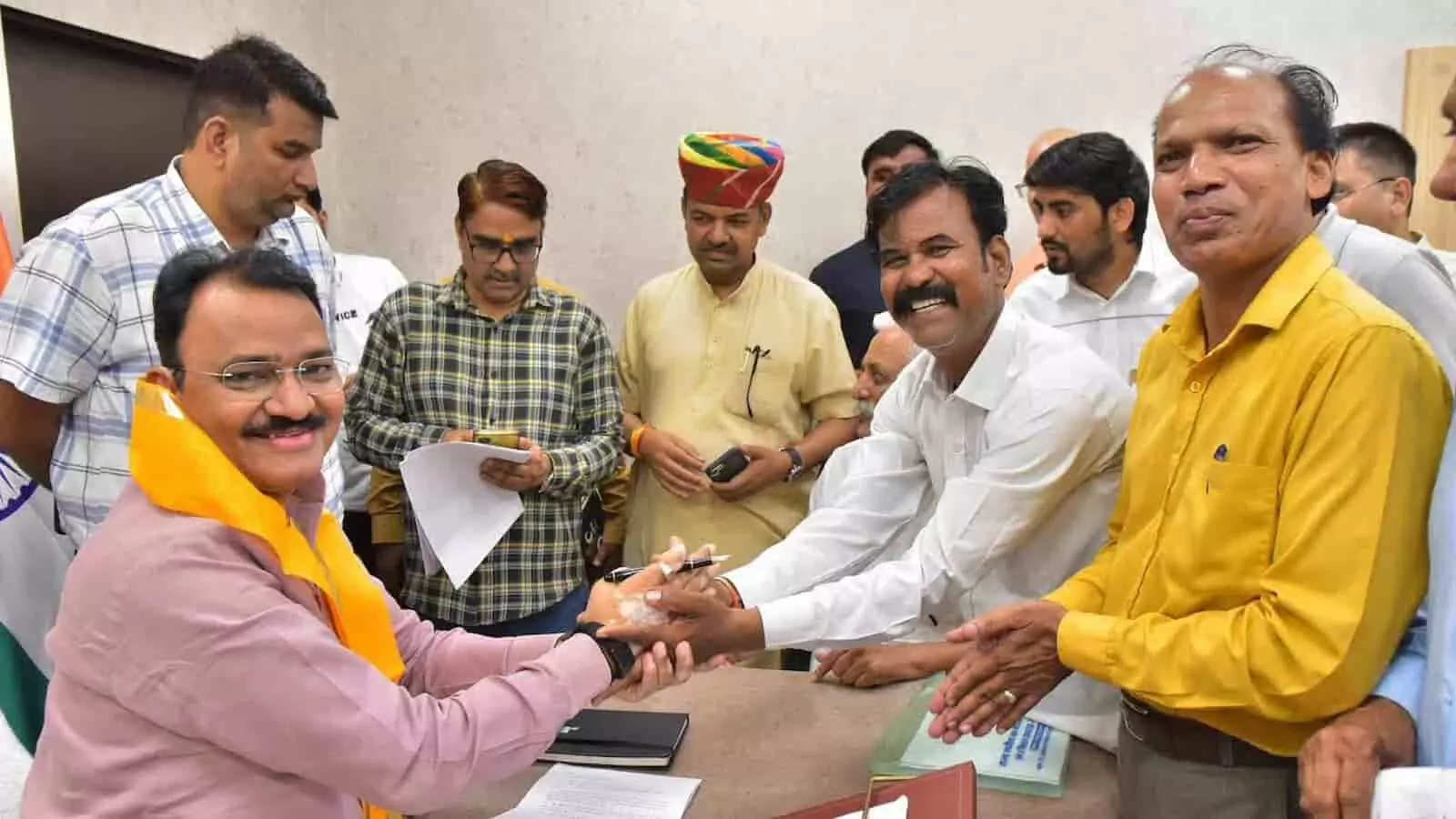 तस्वीर में राजस्थान शिक्षक संघ (अंबेडकर) का प्रतिनिधिमंडल उपमुख्यमंत्री डॉ. प्रेमचंद बैरवा को ज्ञापन सौंपते हुए दिखाई दे रहा है। तस्वीर में राजस्थान शिक्षक संघ (अंबेडकर) का प्रतिनिधिमंडल उपमुख्यमंत्री डॉ. प्रेमचंद बैरवा को ज्ञापन सौंपते हुए दिखाई दे रहा है।
