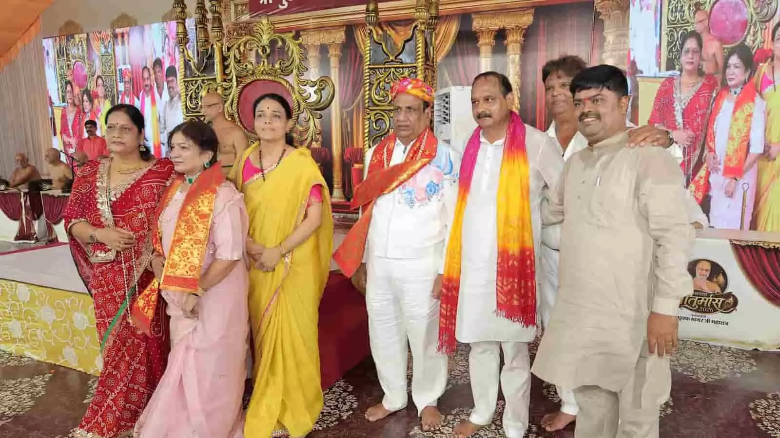 भीलवाड़ा में आयोजित चातुर्मास समारोह के मंच पर खड़े श्रद्धालु और गणमान्य व्यक्ति भीलवाड़ा में आयोजित चातुर्मास समारोह के मंच पर खड़े श्रद्धालु और गणमान्य व्यक्ति