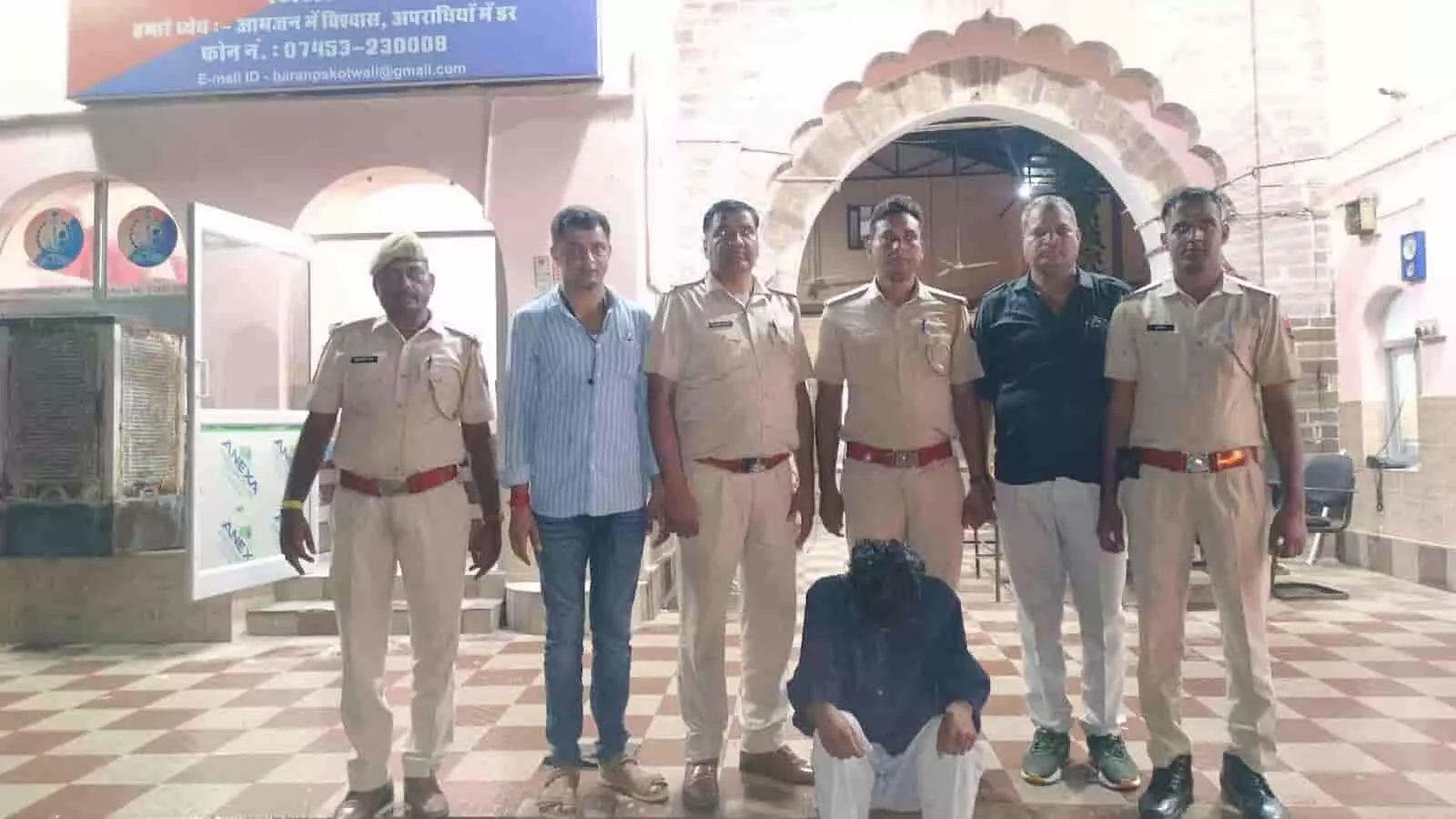तस्वीर में पुलिस थाने के बाहर खड़े पुलिसकर्मी और आरोपी नजर आ रहे हैं। तस्वीर में पुलिस थाने के बाहर खड़े पुलिसकर्मी और आरोपी नजर आ रहे हैं।
