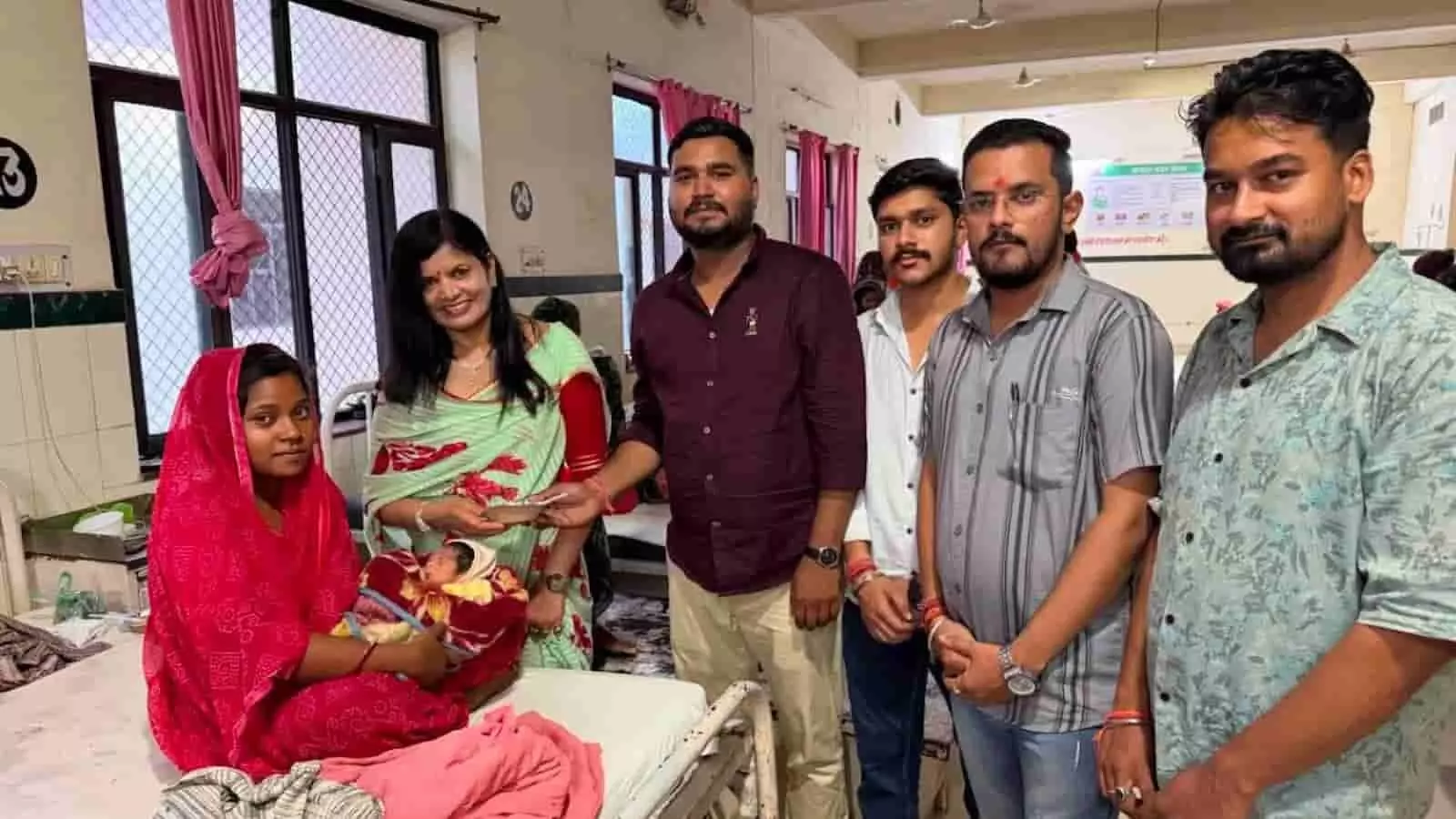 बारां जिला चिकित्सालय में जिला प्रमुख उर्मिला जैन भाया और अन्य लोग मरीजों से मिलते हुए। बारां जिला चिकित्सालय में जिला प्रमुख उर्मिला जैन भाया और अन्य लोग मरीजों से मिलते हुए।
