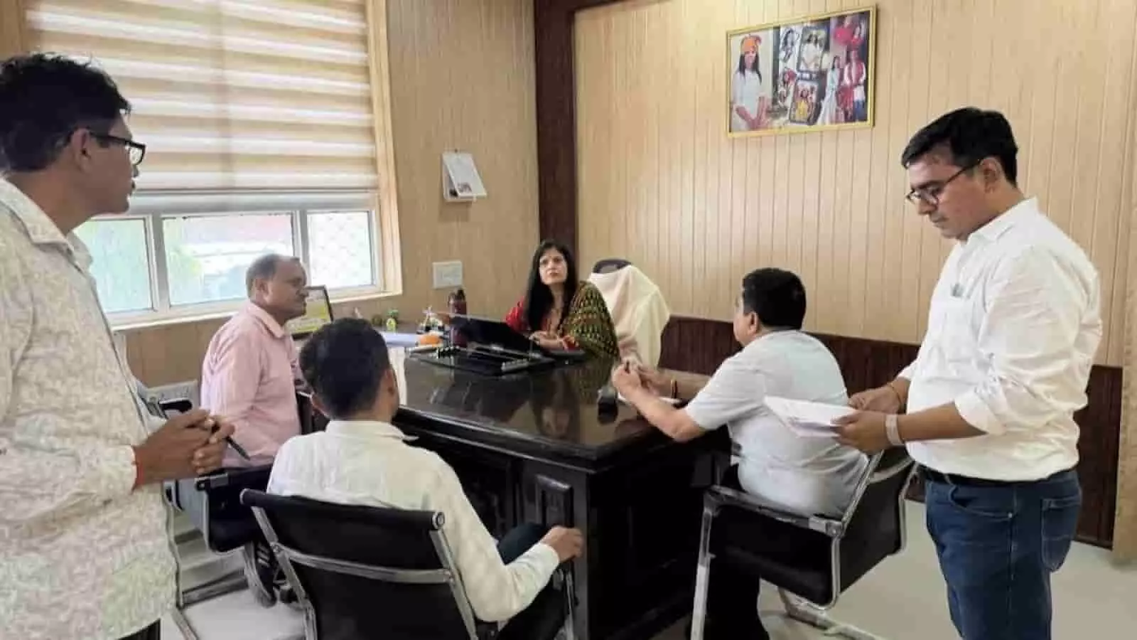 तस्वीर में बारां जिला परिषद सभागार में आयोजित बैठक में बैठे और खड़े हुए अधिकारी दिख रहे हैं। तस्वीर में बारां जिला परिषद सभागार में आयोजित बैठक में बैठे और खड़े हुए अधिकारी दिख रहे हैं।