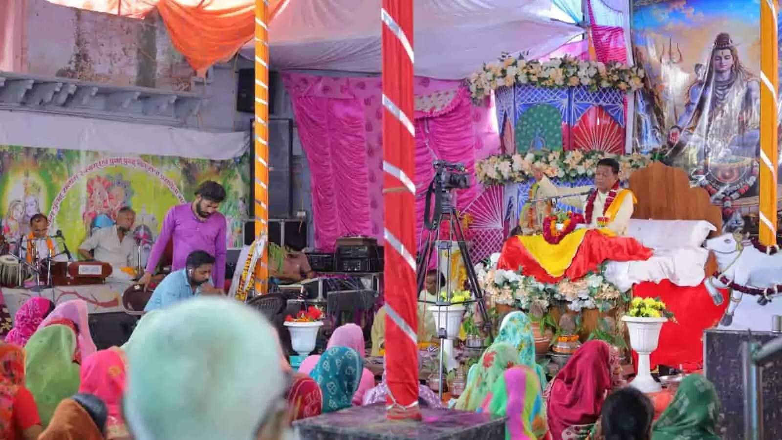 तस्वीर में लक्ष्मण मंदिर में व्यासपीठ से प्रवचन देते संत और बैठे श्रद्धालु दिख रहे हैं। तस्वीर में लक्ष्मण मंदिर में व्यासपीठ से प्रवचन देते संत और बैठे श्रद्धालु दिख रहे हैं।