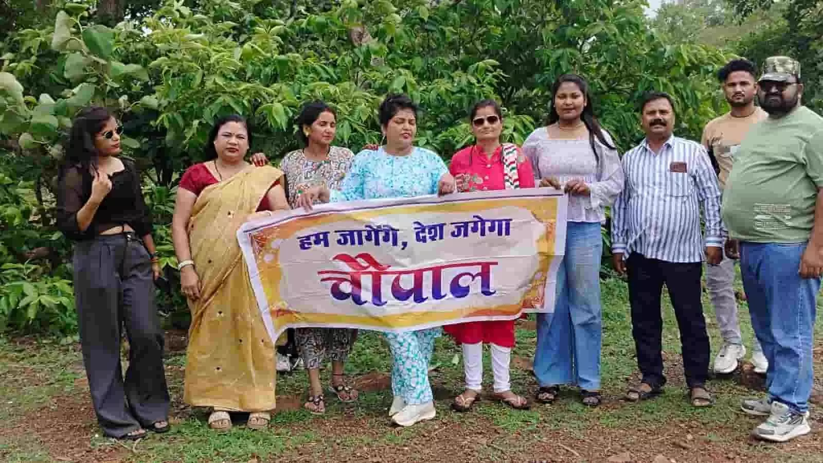 तस्वीर में शाहबाद के जंगलों में चौपाल का बैनर पकड़े महिलाएं और ग्रामीण खड़े हैं। तस्वीर में शाहबाद के जंगलों में चौपाल का बैनर पकड़े महिलाएं और ग्रामीण खड़े हैं।