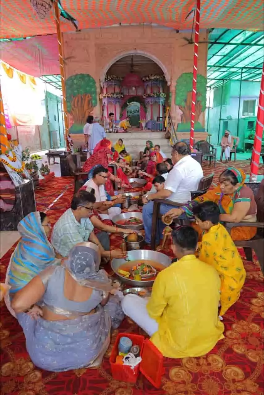 मंदिर परिसर में बैठकर पार्थिव शिवलिंग पूजन और अनुष्ठान करते हुए श्रद्धालु नजर आ रहे हैं। मंदिर परिसर में बैठकर पार्थिव शिवलिंग पूजन और अनुष्ठान करते हुए श्रद्धालु नजर आ रहे हैं।