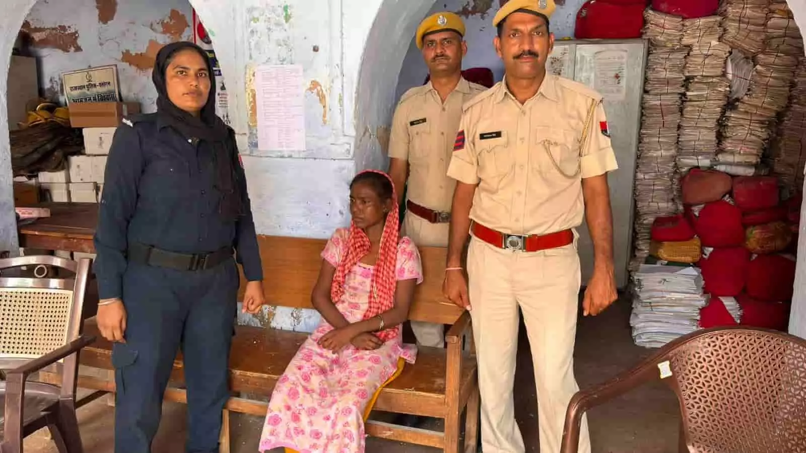 डीग के जलमहल में एंटी रोमियो टीम के साथ सुरक्षित बैठी महिला। डीग के जलमहल में एंटी रोमियो टीम के साथ सुरक्षित बैठी महिला।