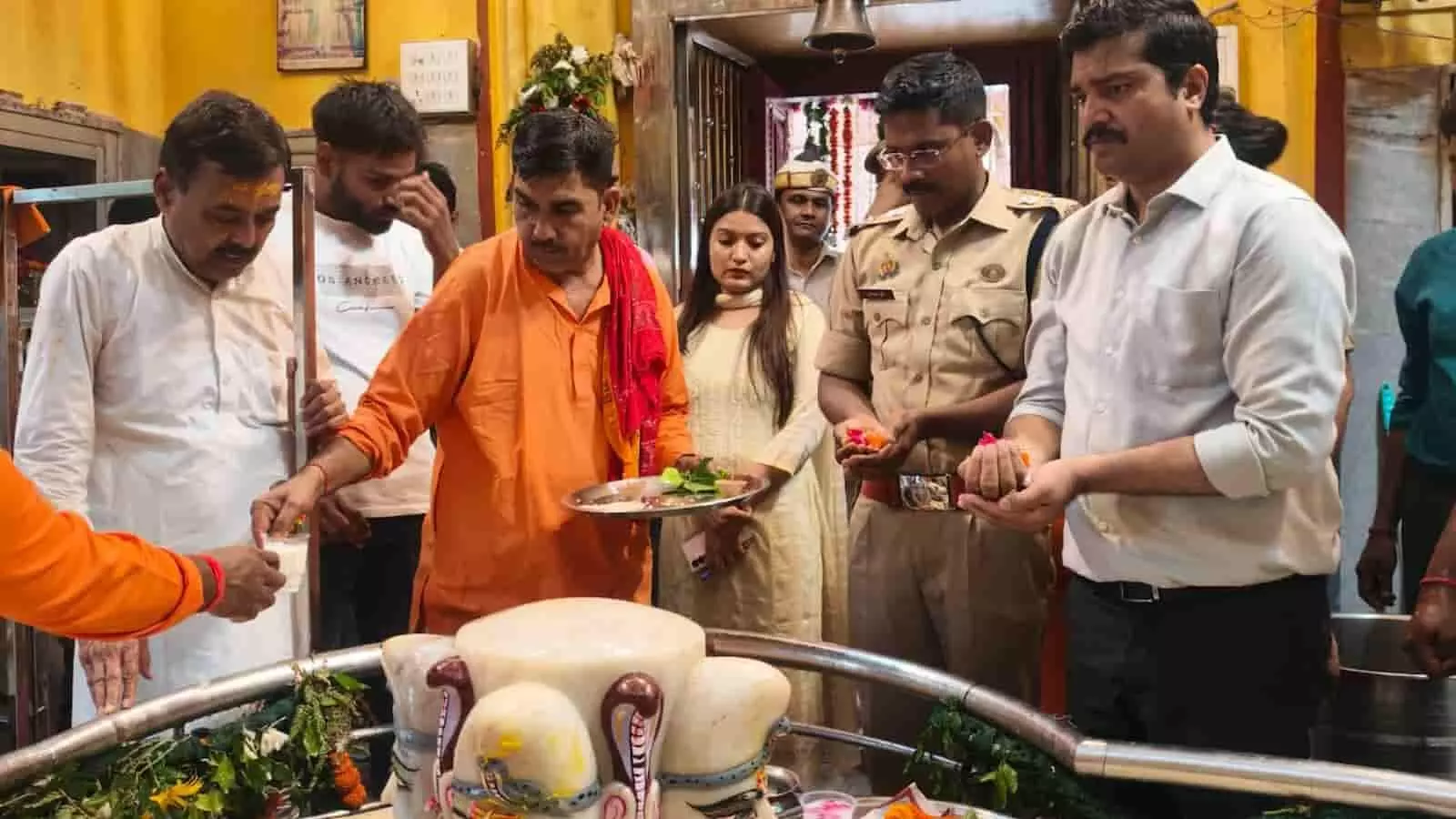 एटा में कांवड़ यात्रा के मद्देनजर अधिकारियों द्वारा क्षेत्र का निरीक्षण किया जा रहा है। एटा में कांवड़ यात्रा के मद्देनजर अधिकारियों द्वारा क्षेत्र का निरीक्षण किया जा रहा है।