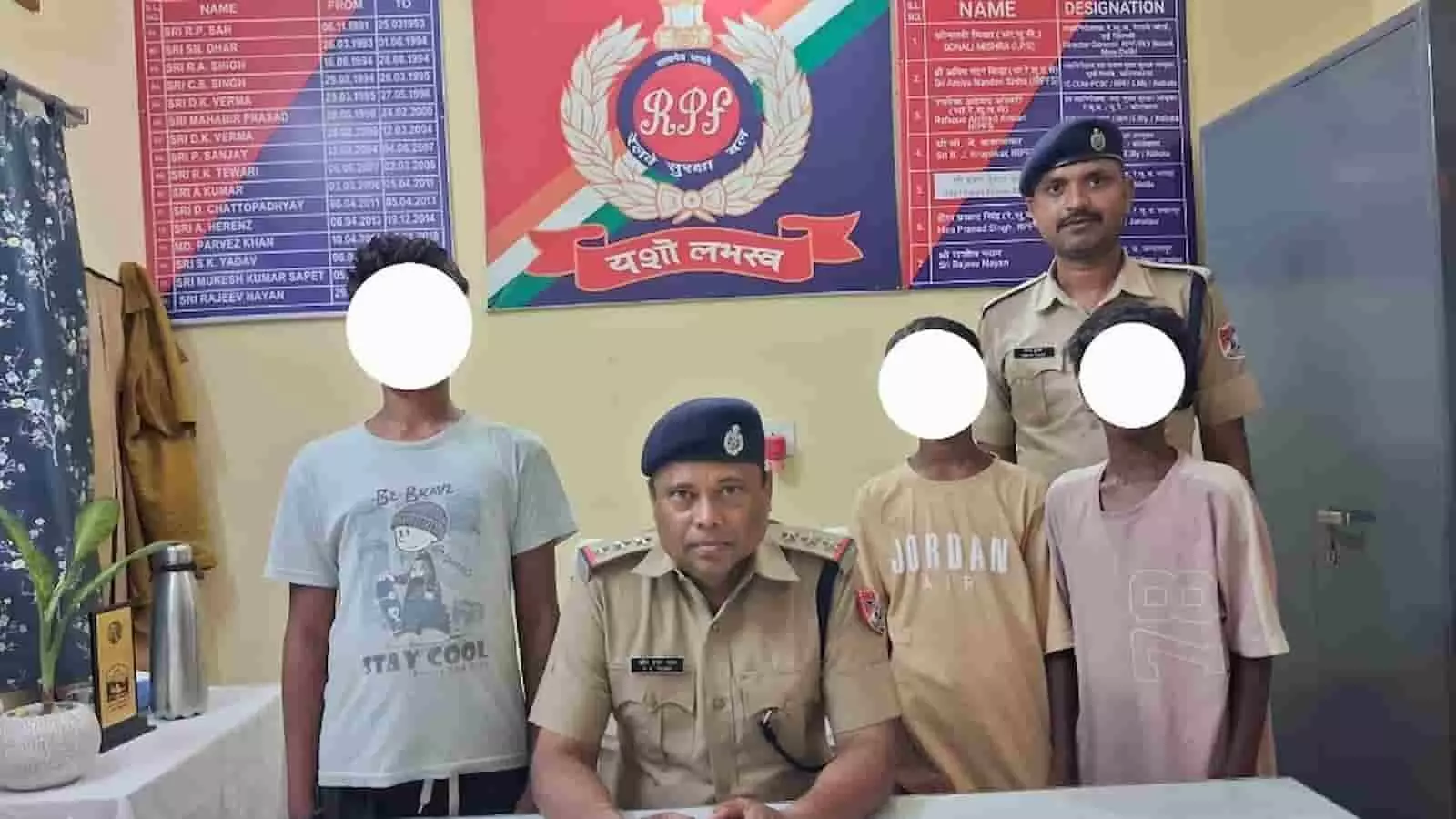 तस्वीर में आरपीएफ कर्मी जमालपुर पोस्ट पर रेस्क्यू किए गए तीन किशोरों के साथ खड़े हैं। तस्वीर में आरपीएफ कर्मी जमालपुर पोस्ट पर रेस्क्यू किए गए तीन किशोरों के साथ खड़े हैं।