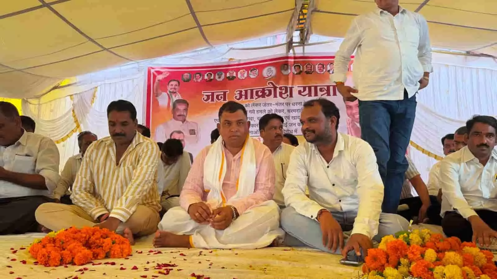 तस्वीर में प्रतापगढ़ के गौतमेश्वर में मंच पर बैठे कांग्रेस नेता और कार्यकर्ता नजर आ रहे हैं। तस्वीर में प्रतापगढ़ के गौतमेश्वर में मंच पर बैठे कांग्रेस नेता और कार्यकर्ता नजर आ रहे हैं।