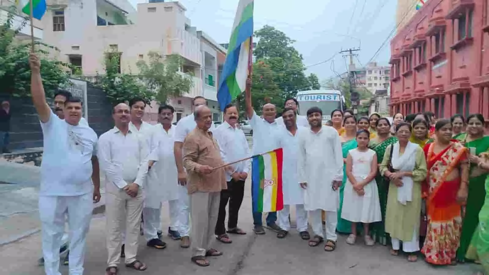 तस्वीर में कोटा में जैन पदयात्रा के दौरान ध्वज थामे खड़े श्रद्धालु नजर आ रहे हैं। तस्वीर में कोटा में जैन पदयात्रा के दौरान ध्वज थामे खड़े श्रद्धालु नजर आ रहे हैं।