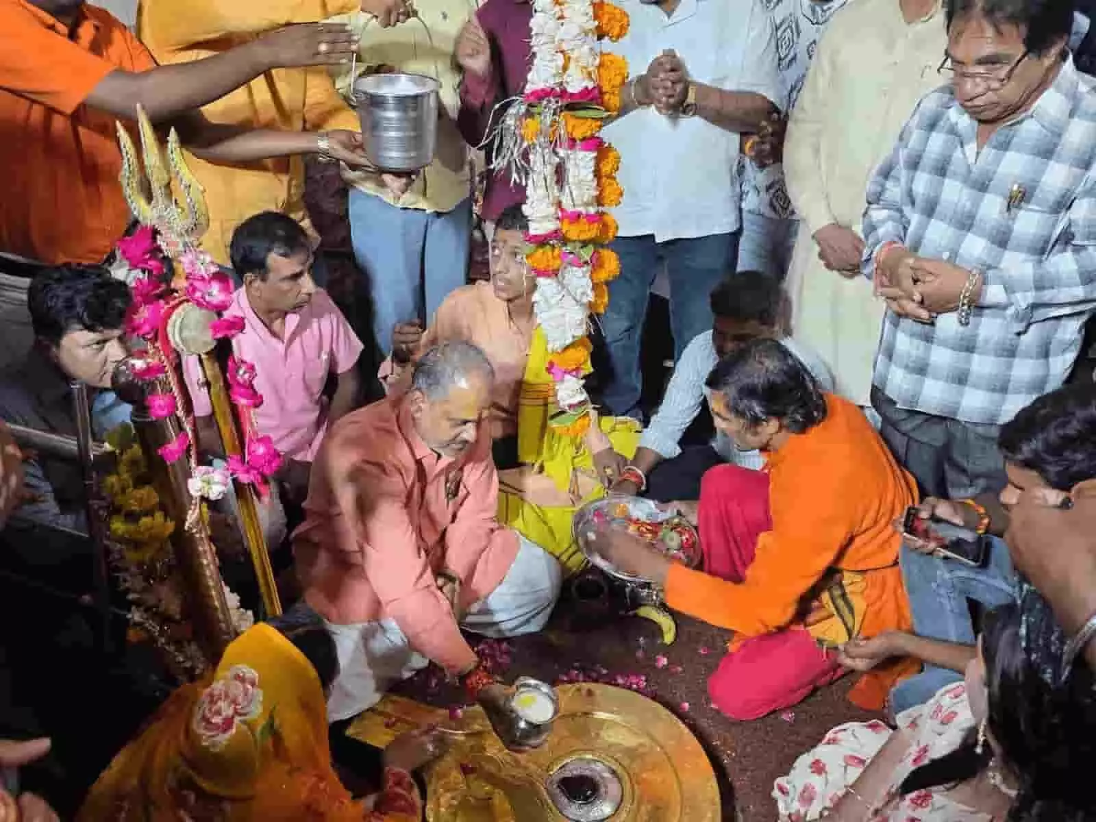 प्रतापगढ़ के दीपनाथ महादेव मंदिर में रुद्राभिषेक करते हुए लोग। प्रतापगढ़ के दीपनाथ महादेव मंदिर में रुद्राभिषेक करते हुए लोग।