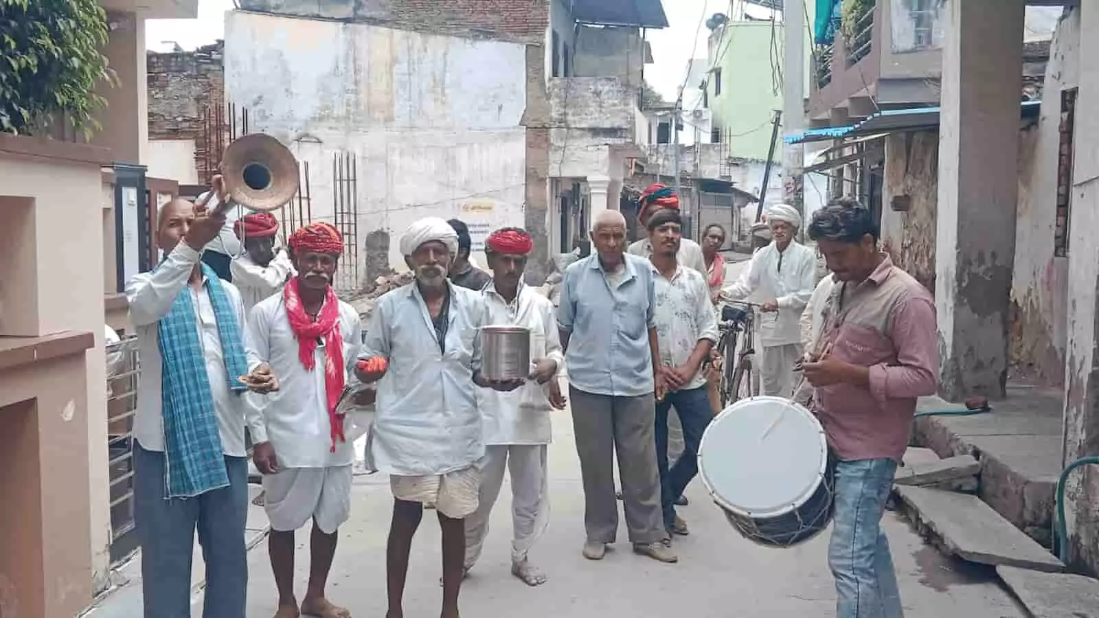 आकोला में ग्रामीण ढोल-नगाड़ों के साथ अच्छी बारिश की कामना हेतु खेड़ा देवत की पूजा करते हुए। आकोला में ग्रामीण ढोल-नगाड़ों के साथ अच्छी बारिश की कामना हेतु खेड़ा देवत की पूजा करते हुए।