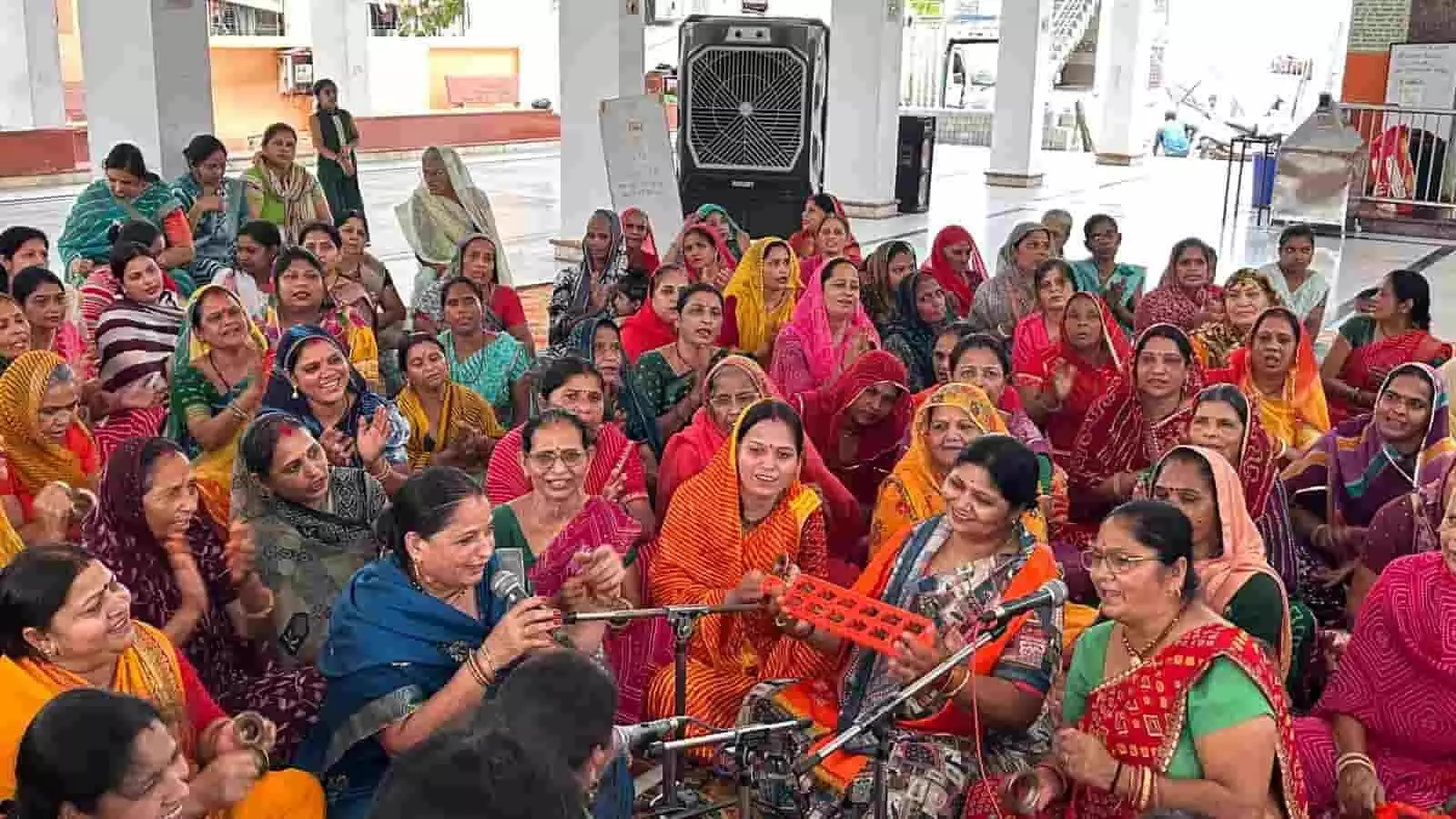 तस्वीर में कोटा के मंदिर में महिलाएं सावन मास के दौरान शिव संकीर्तन करते हुए। तस्वीर में कोटा के मंदिर में महिलाएं सावन मास के दौरान शिव संकीर्तन करते हुए।