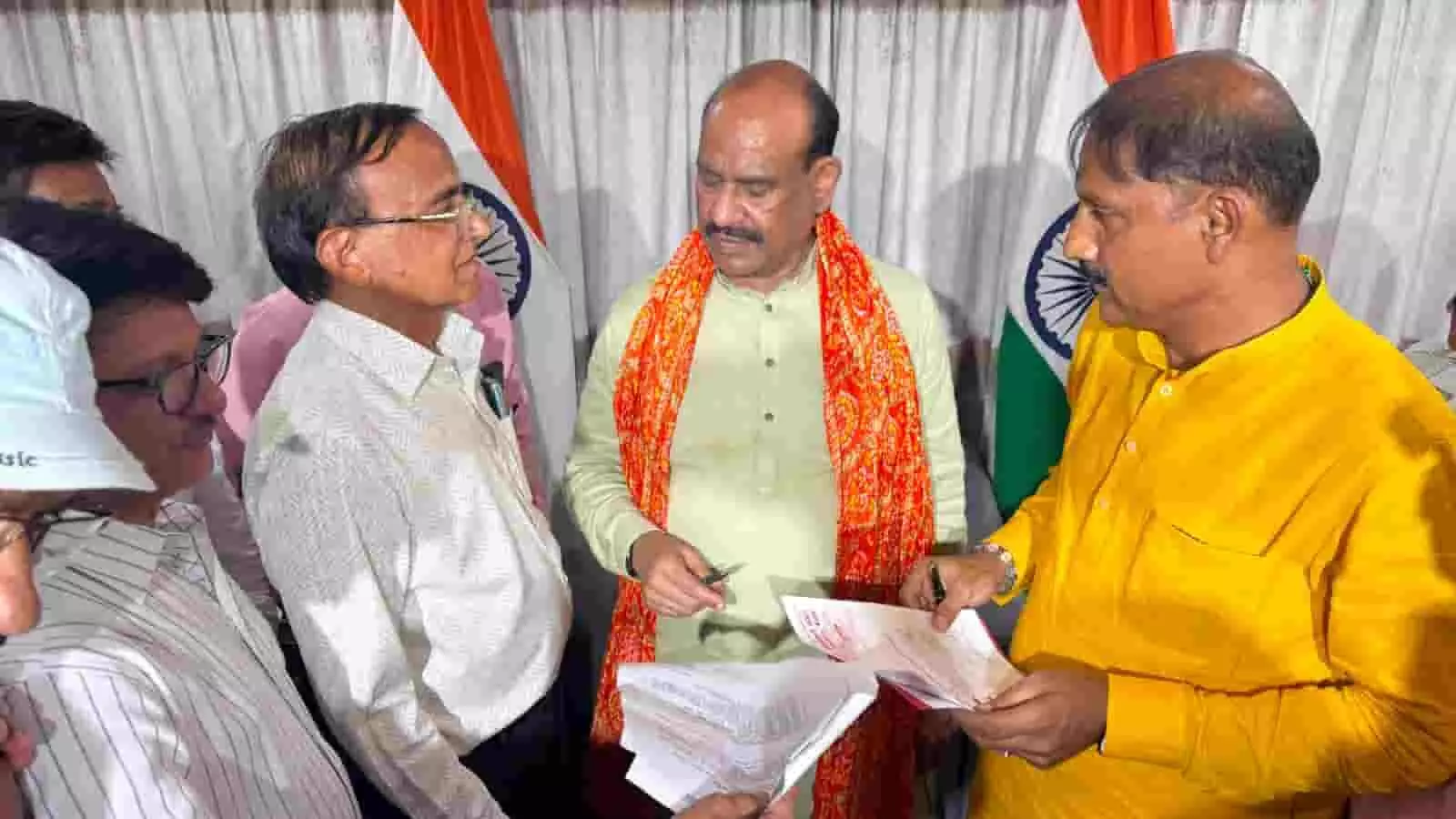 तस्वीर में लोकसभा अध्यक्ष ओम बिरला कोटा में प्रतिनिधिमंडल से ज्ञापन लेते हुए दिख रहे हैं। तस्वीर में लोकसभा अध्यक्ष ओम बिरला कोटा में प्रतिनिधिमंडल से ज्ञापन लेते हुए दिख रहे हैं।