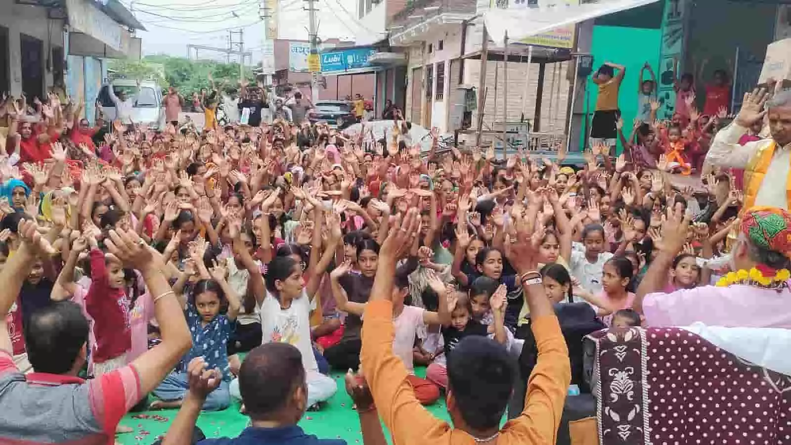 तस्वीर में बड़ी सादड़ी में आयोजित रामधुन कार्यक्रम के दौरान हाथ उठाकर बैठे हुए श्रद्धालु नजर आ रहे हैं। तस्वीर में बड़ी सादड़ी में आयोजित रामधुन कार्यक्रम के दौरान हाथ उठाकर बैठे हुए श्रद्धालु नजर आ रहे हैं।
