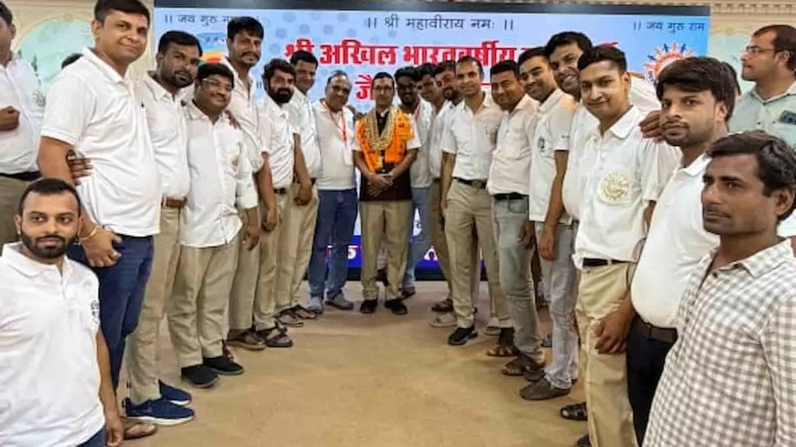 तस्वीर में बीकानेर अधिवेशन के मंच पर दीपक कंठालिया और अन्य सदस्य नजर आ रहे हैं। तस्वीर में बीकानेर अधिवेशन के मंच पर दीपक कंठालिया और अन्य सदस्य नजर आ रहे हैं।