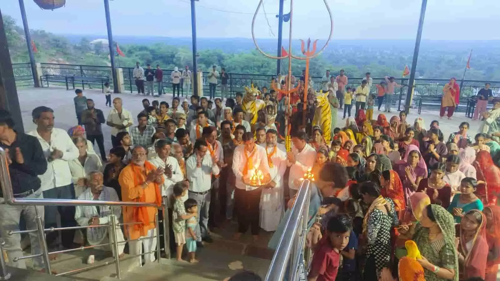 निकुंभ के चंदा माता मंदिर परिसर में सत्संग के दौरान आरती में शामिल श्रद्धालु। निकुंभ के चंदा माता मंदिर परिसर में सत्संग के दौरान आरती में शामिल श्रद्धालु।