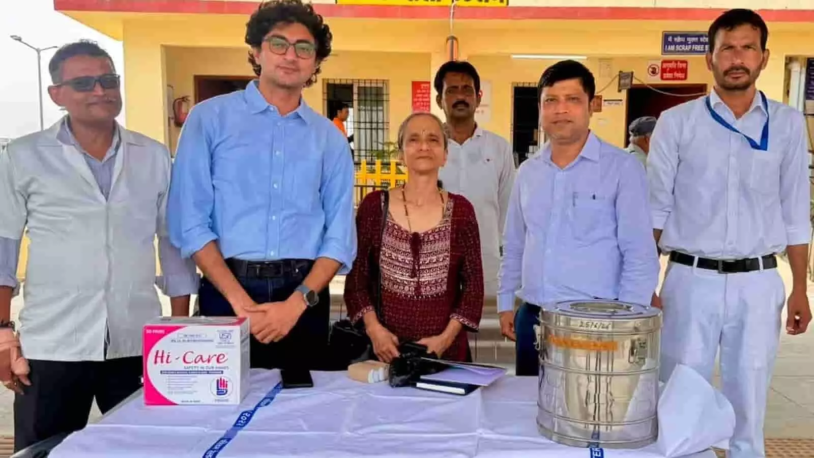 पश्चिम रेलवे चिकित्सा विभाग के बैनर के सामने गांधीधाम स्टेशन पर खड़े चिकित्सा कर्मी और अधिकारी। पश्चिम रेलवे चिकित्सा विभाग के बैनर के सामने गांधीधाम स्टेशन पर खड़े चिकित्सा कर्मी और अधिकारी।