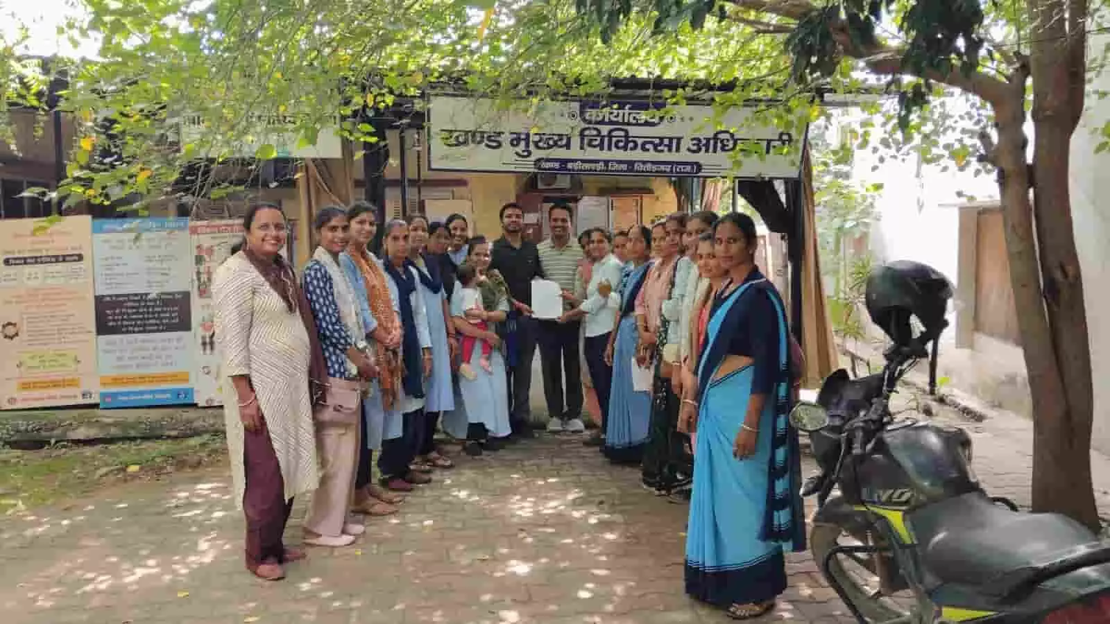 बड़ी सादड़ी में खंड कार्यालय के बाहर एएनएम संघ की महिला कर्मचारी ज्ञापन सौंपते हुए दिख रही हैं। बड़ी सादड़ी में खंड कार्यालय के बाहर एएनएम संघ की महिला कर्मचारी ज्ञापन सौंपते हुए दिख रही हैं।