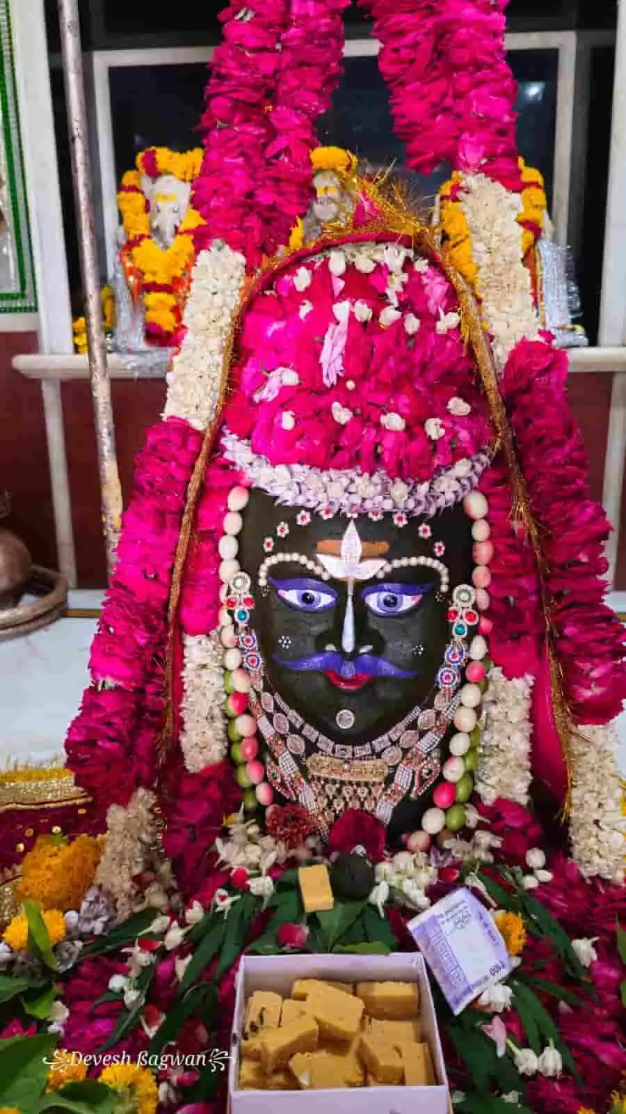 तस्वीर में वेवर महादेव मंदिर में फूलों से सजा भगवान शिव का विशेष रूप दिख रहा है। तस्वीर में वेवर महादेव मंदिर में फूलों से सजा भगवान शिव का विशेष रूप दिख रहा है।