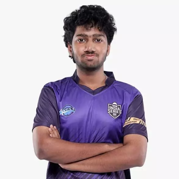तस्वीर में दिख रहे अक्षय Justy कुमार गेमिंग सेटअप के सामने हैं। तस्वीर में दिख रहे अक्षय Justy कुमार गेमिंग सेटअप के सामने हैं।