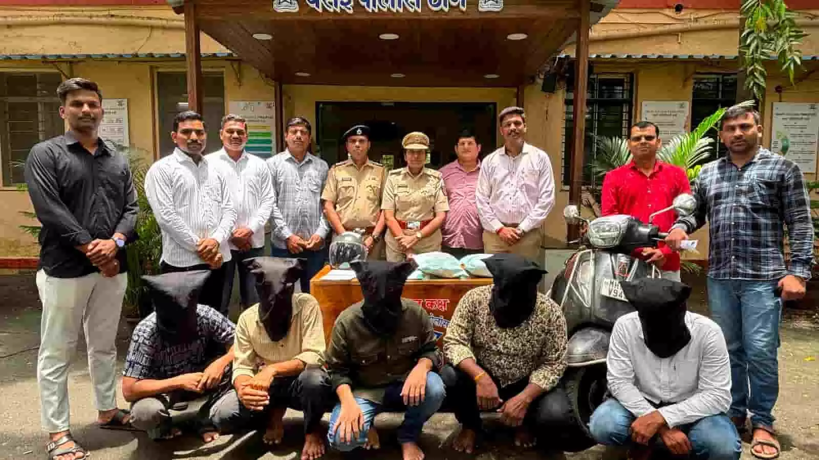 तस्वीर में पुलिस स्टेशन के बाहर खड़े पुलिसकर्मी और मुंह ढंके हुए आरोपी दिखाई दे रहे हैं। तस्वीर में पुलिस स्टेशन के बाहर खड़े पुलिसकर्मी और मुंह ढंके हुए आरोपी दिखाई दे रहे हैं।