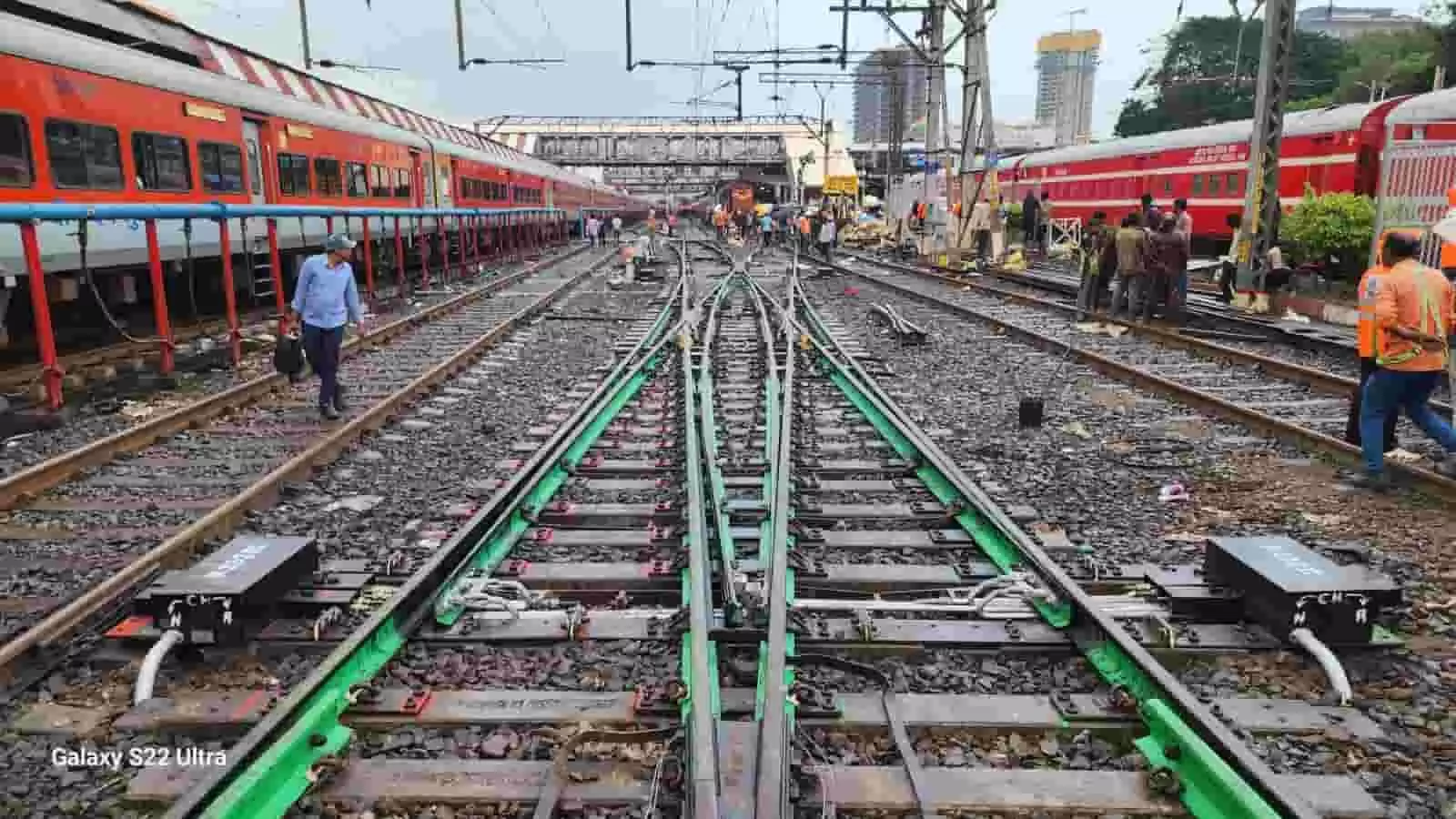 तस्वीर में पुणे यार्ड के रेलवे ट्रैक पर नया डायमंड डबल स्लिप पॉइंट दिखाई दे रहा है। तस्वीर में पुणे यार्ड के रेलवे ट्रैक पर नया डायमंड डबल स्लिप पॉइंट दिखाई दे रहा है।