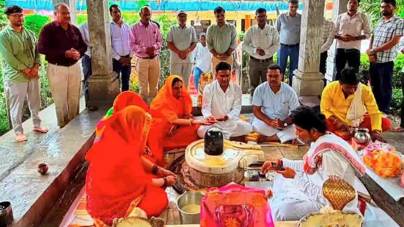 चित्तौड़गढ़ के महाकालेश्वर मंदिर में सावन सोमवार पर पूजा करते विधायक चंद्रभान सिंह और अन्य लोग। चित्तौड़गढ़ के महाकालेश्वर मंदिर में सावन सोमवार पर पूजा करते विधायक चंद्रभान सिंह और अन्य लोग।