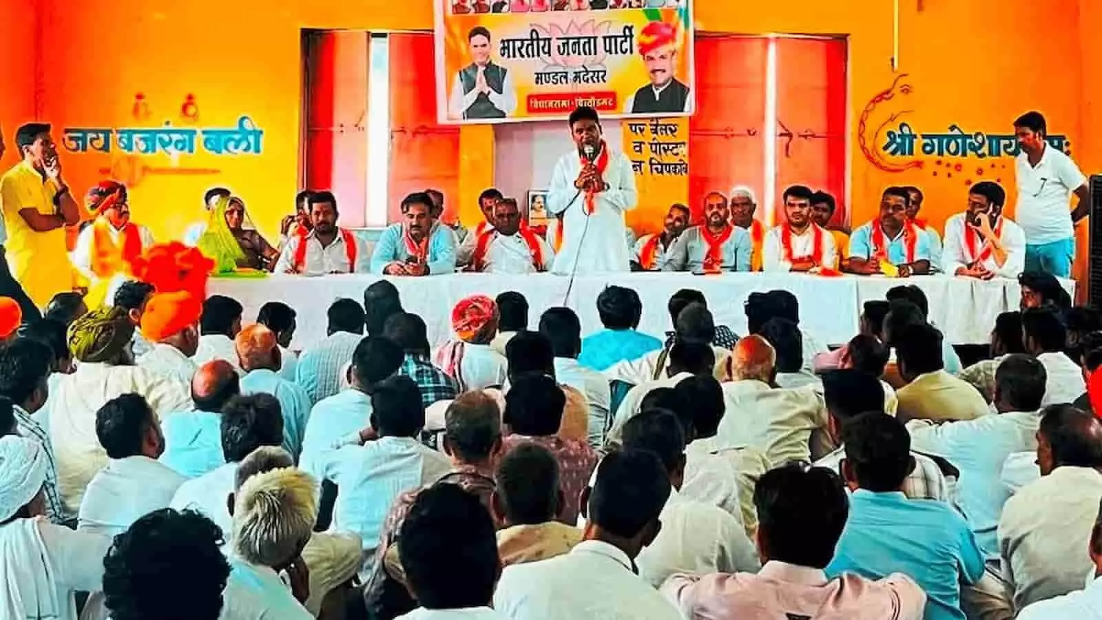 धनेश्वर महादेव मंदिर परिसर में आयोजित भाजपा मंडल की बैठक को संबोधित करते वक्ता और उपस्थित कार्यकर्ता। धनेश्वर महादेव मंदिर परिसर में आयोजित भाजपा मंडल की बैठक को संबोधित करते वक्ता और उपस्थित कार्यकर्ता।