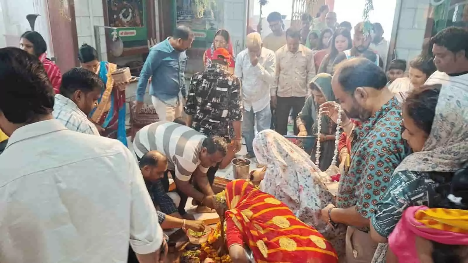 चित्तौड़गढ़ के मंदिर में सावन के पहले सोमवार पर पूजा करते श्रद्धालु चित्तौड़गढ़ के मंदिर में सावन के पहले सोमवार पर पूजा करते श्रद्धालु
