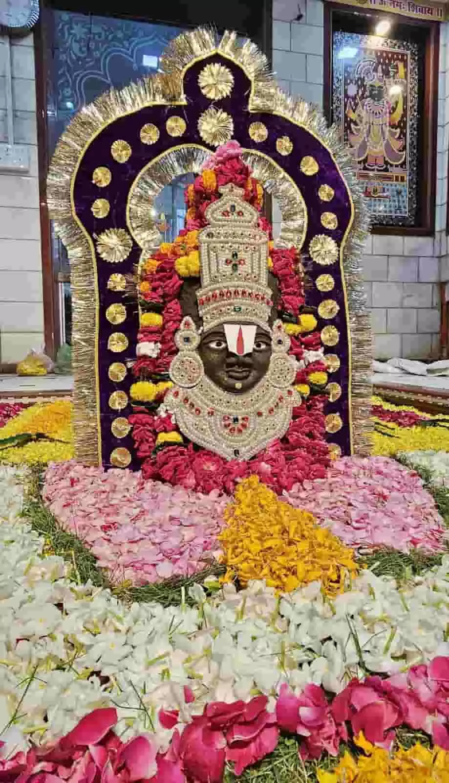 तस्वीर में श्री मुक्तेश्वर महादेव मंदिर में फूलों से सजाई गई भगवान की मूर्ति दिख रही है। तस्वीर में श्री मुक्तेश्वर महादेव मंदिर में फूलों से सजाई गई भगवान की मूर्ति दिख रही है।