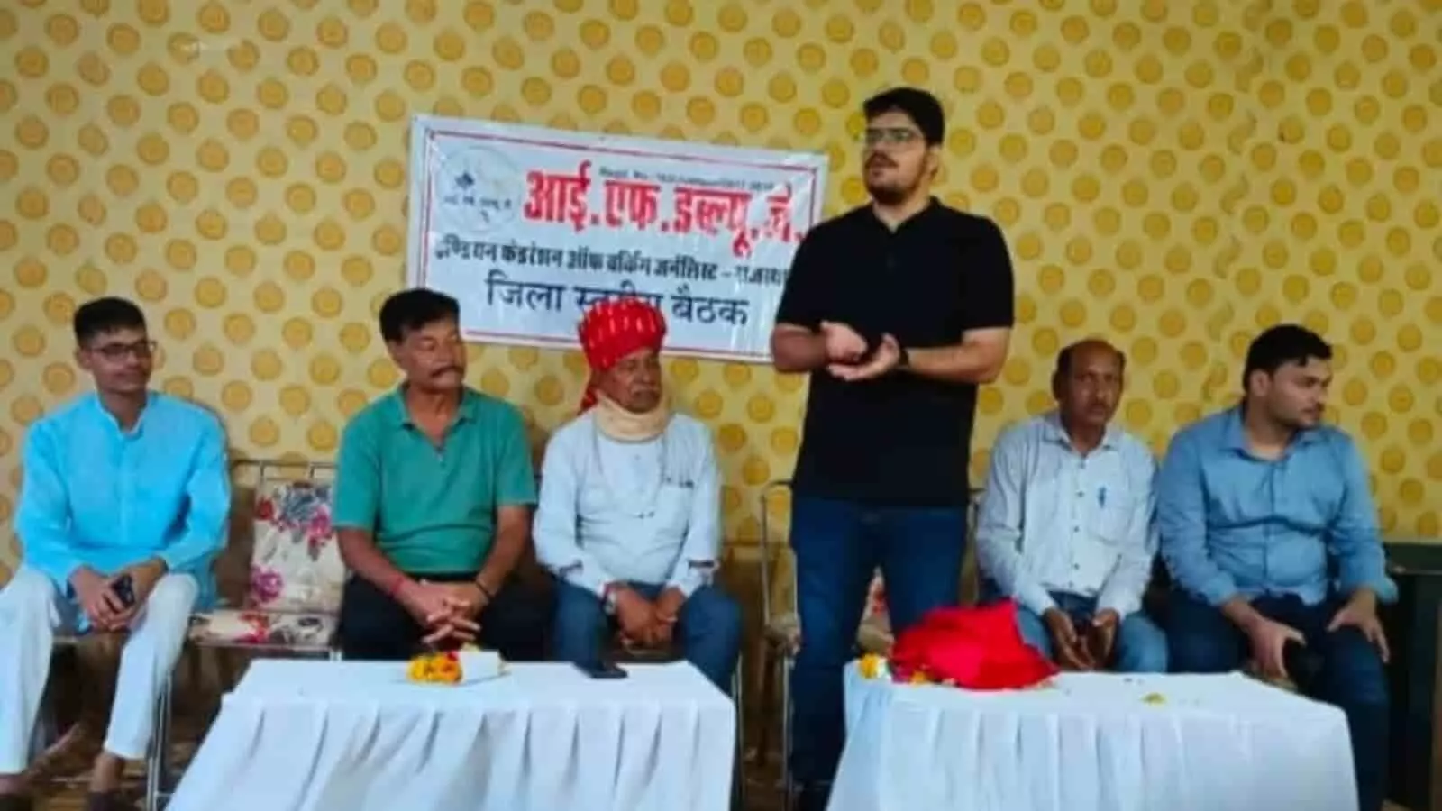 सवाई माधोपुर में आयोजित आईएफडब्ल्यूजे के समारोह में मंच पर खड़े होकर संबोधित करते मुख्य अतिथि। सवाई माधोपुर में आयोजित आईएफडब्ल्यूजे के समारोह में मंच पर खड़े होकर संबोधित करते मुख्य अतिथि।